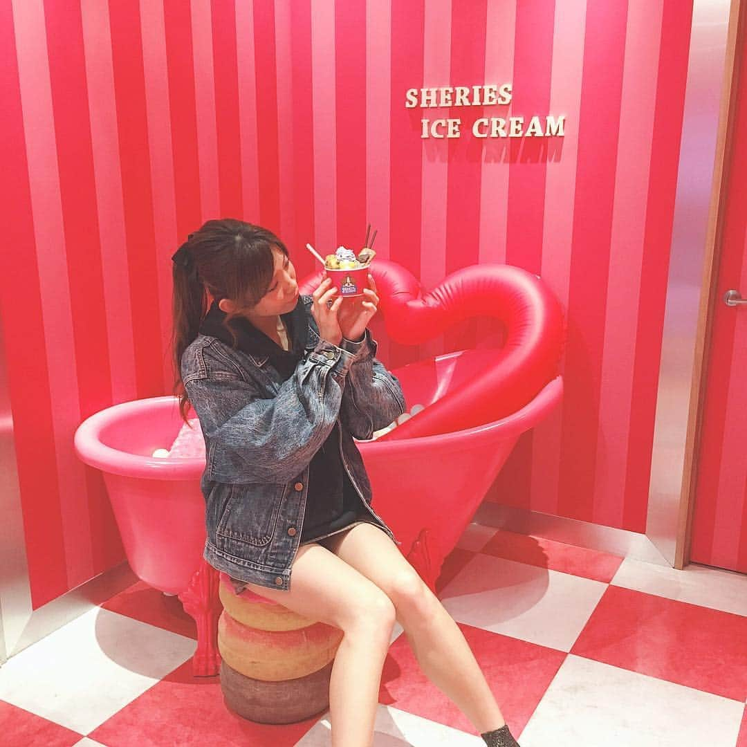 斉藤めぐさんのインスタグラム写真 - (斉藤めぐInstagram)「. . 大須観音通りにある SHERIES ICE CREAM🍨💓 アイスも店内も映え〜！かわいい！ ちょろちょろ写真あげてきます📷 . #大須 #大須商店街 #大須観音通り #大須観音 #大須スイーツ #デコレーションアイス #sheriesicecream #映え #インスタ映えスイーツ #pink #脚 #ふともも #脚フェチ #あしすたぐらむ #あしすたぐらまー」4月19日 0時38分 - megusaitou