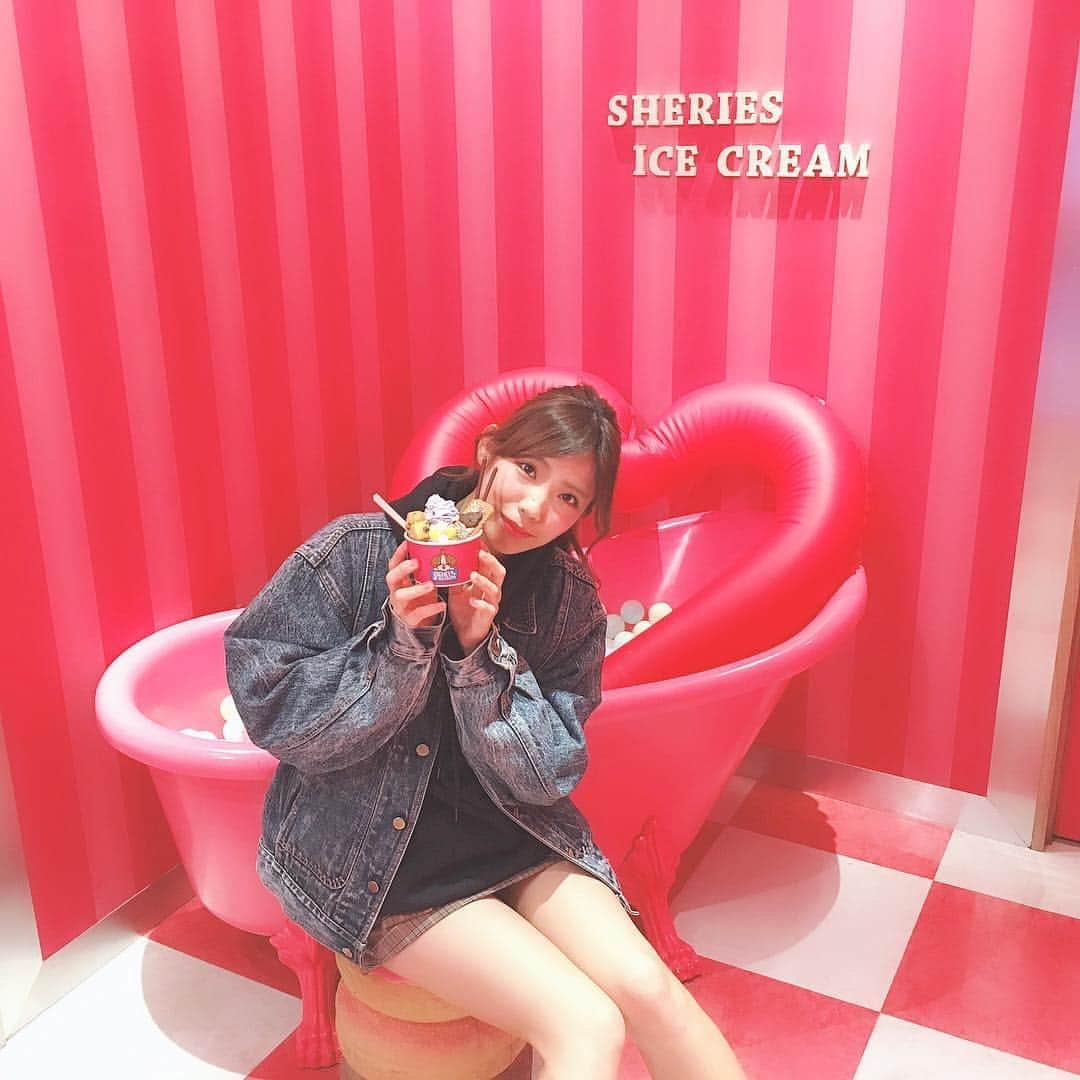 斉藤めぐさんのインスタグラム写真 - (斉藤めぐInstagram)「. . 大須観音通りにある SHERIES ICE CREAM🍨💓 アイスも店内も映え〜！かわいい！ ちょろちょろ写真あげてきます📷 . #大須 #大須商店街 #大須観音通り #大須観音 #大須スイーツ #デコレーションアイス #sheriesicecream #映え #インスタ映えスイーツ #pink #脚 #ふともも #脚フェチ #あしすたぐらむ #あしすたぐらまー」4月19日 0時38分 - megusaitou