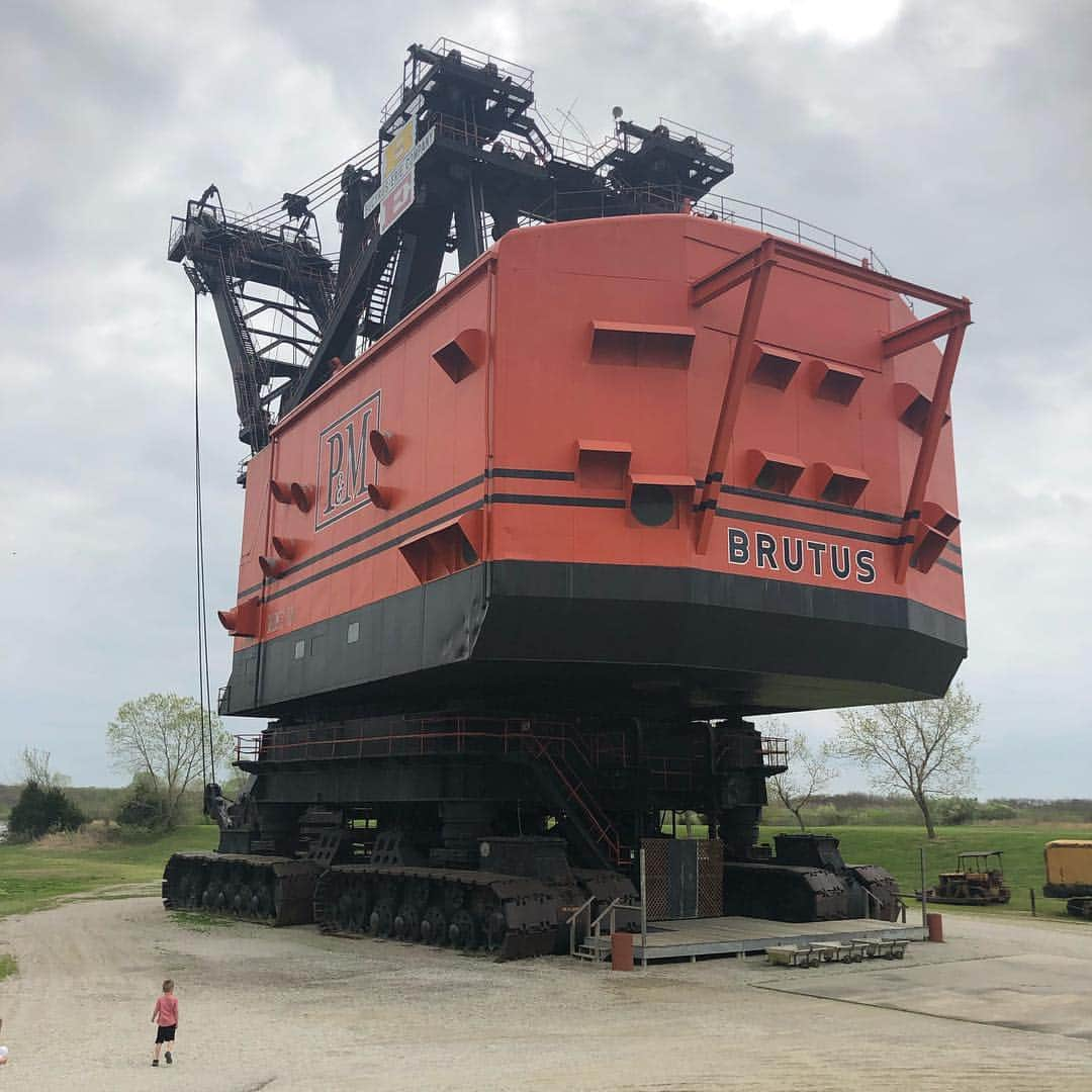 マーシャル・オールマンのインスタグラム：「Big Brutus is the largest electric shovel still in existence.」