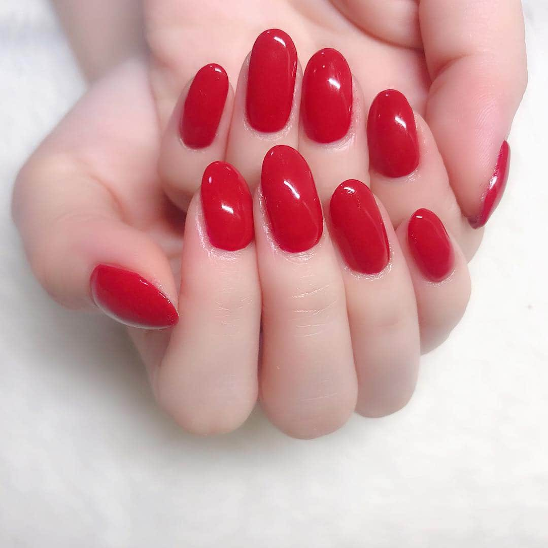 なかやまちえこさんのインスタグラム写真 - (なかやまちえこInstagram)「Red💅 #nail #nails #nailart #ネイル #美甲 #ネイルアート  #clou #nagel #ongle #ongles #unghia #japanesenailart #manucure #네일 #젤네일 #네일아트 #네일리스트 #japanesenails #manicurist #gelnails #赤ネイル #rednails  #foot #footnail #ペディキュア #ワンカラーネイル #きゃりー ちゃん PREGEL赤.824.ミューズM031をmix」4月19日 0時44分 - chiekonakayama