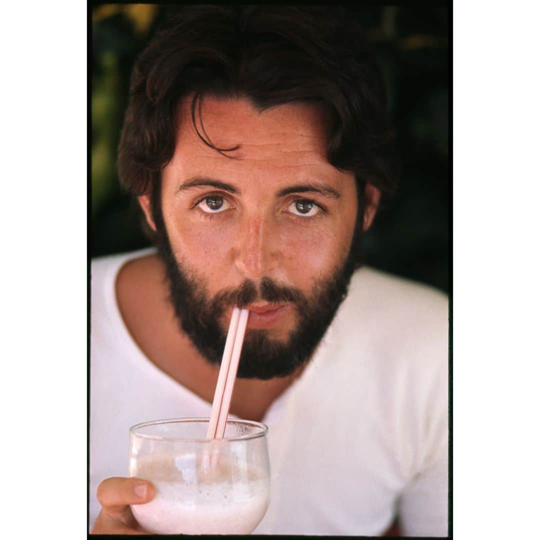 ポール・マッカートニーさんのインスタグラム写真 - (ポール・マッカートニーInstagram)「Paul on holiday in Antigua from the ‘McCartney’ LP artwork. On this week in history Paul released his debut solo album. What are your favourite songs from ‘McCartney'? #PaulMcCartney #ThrowbackThursday #TBT #LindaMcCartney #McCartney #Antigua」4月19日 0時45分 - paulmccartney