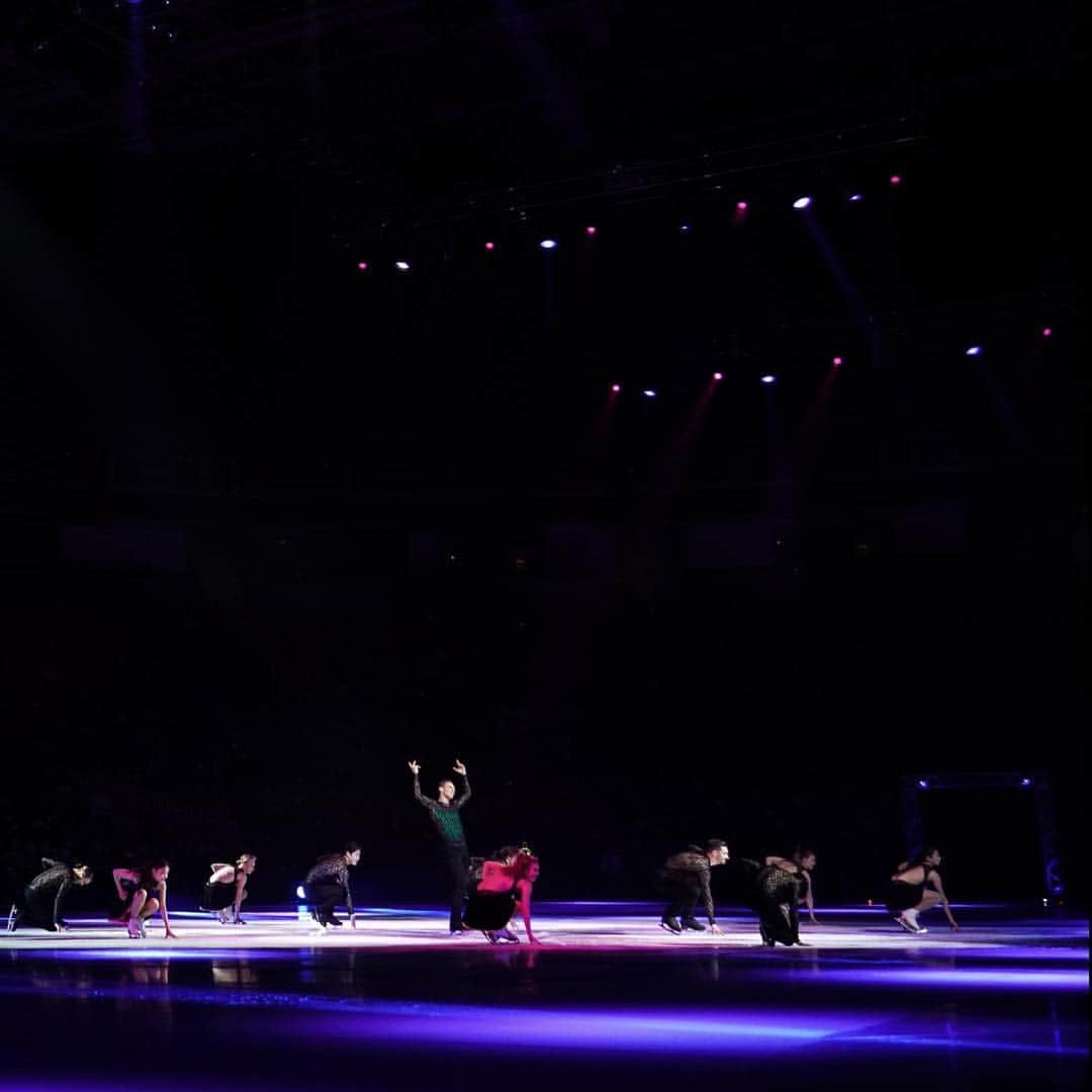 カレン・チェンさんのインスタグラム写真 - (カレン・チェンInstagram)「throwing it back to @starsonice last year to wish the amazing cast (& guest stars) a wonderful start to this year’s extraordinary tour! Who’s going this year to watch & cheer loudly? 🙆🏻‍♀️ #TBT #MissYouGuys」4月19日 0時55分 - karebearsk8