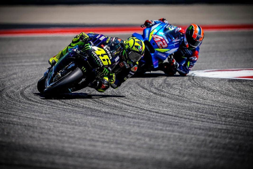 バレンティーノ・ロッシさんのインスタグラム写真 - (バレンティーノ・ロッシInstagram)「Circuit of the Americas,Texas Happy team after a good week end 🥈🏆🍾🥂 📸 @falex79 @gigisoldano @jesusrobledo」4月19日 0時55分 - valeyellow46