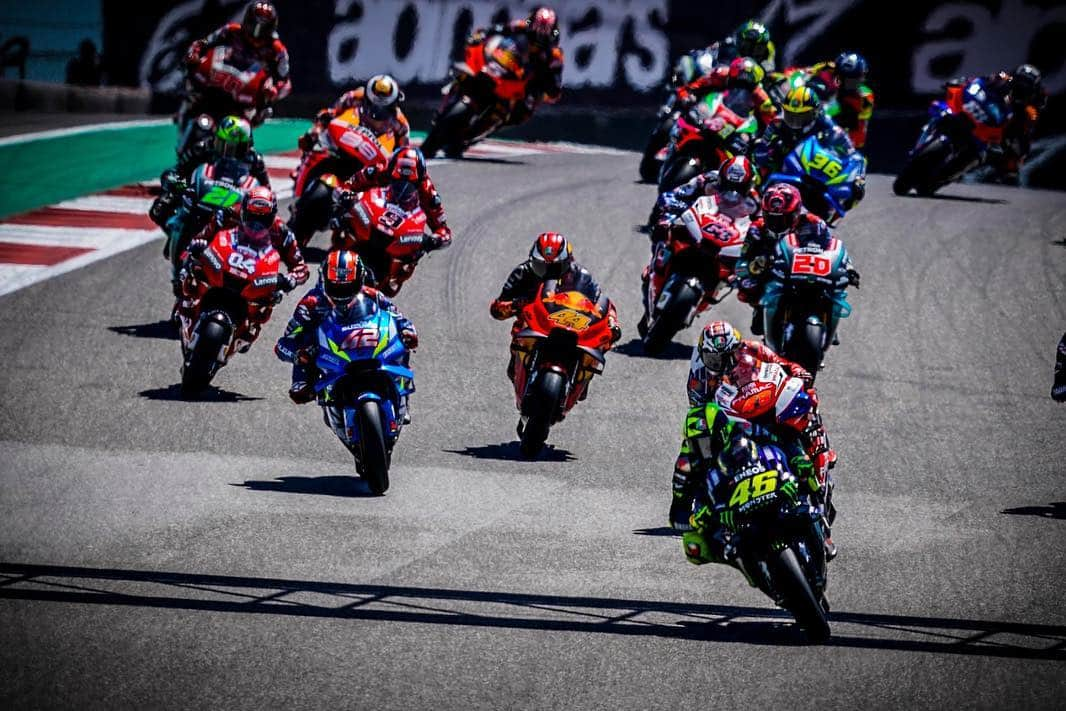 バレンティーノ・ロッシさんのインスタグラム写真 - (バレンティーノ・ロッシInstagram)「Circuit of the Americas,Texas Happy team after a good week end 🥈🏆🍾🥂 📸 @falex79 @gigisoldano @jesusrobledo」4月19日 0時55分 - valeyellow46