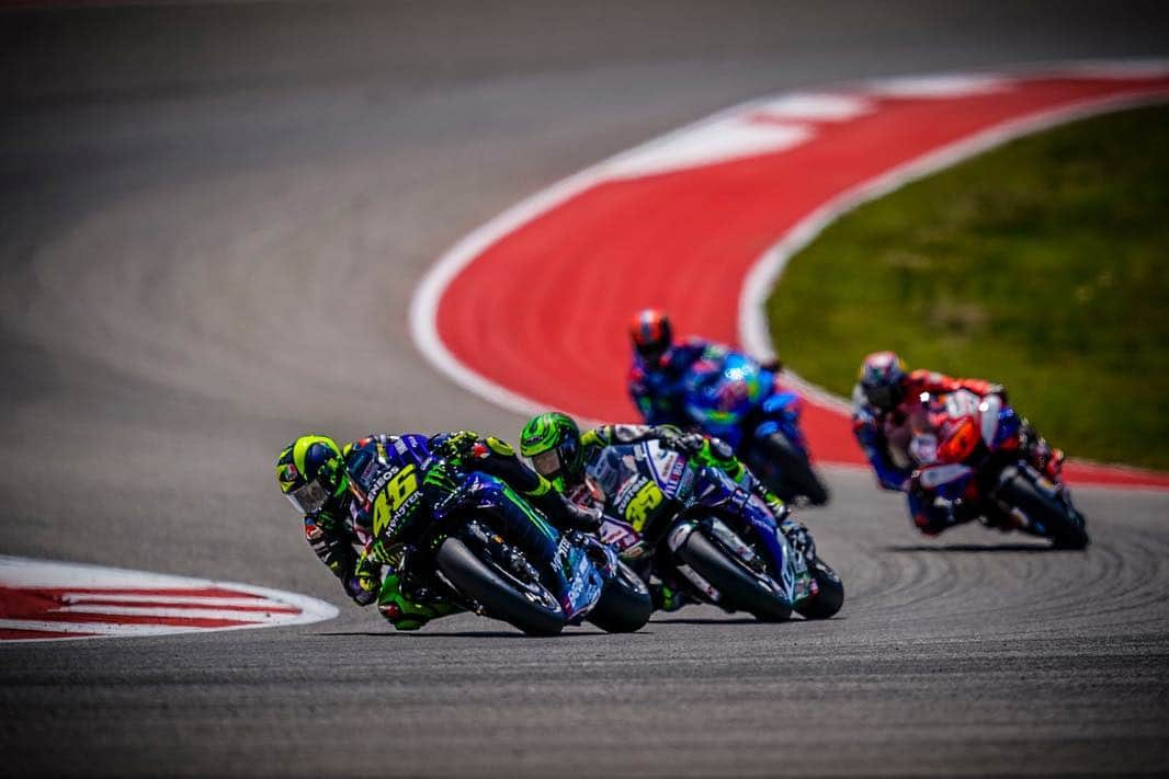 バレンティーノ・ロッシさんのインスタグラム写真 - (バレンティーノ・ロッシInstagram)「Circuit of the Americas,Texas Happy team after a good week end 🥈🏆🍾🥂 📸 @falex79 @gigisoldano @jesusrobledo」4月19日 0時55分 - valeyellow46