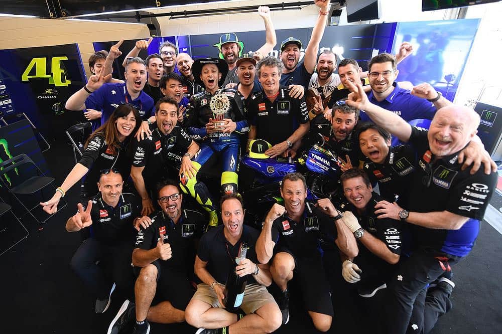 バレンティーノ・ロッシのインスタグラム：「Circuit of the Americas,Texas Happy team after a good week end 🥈🏆🍾🥂 📸 @falex79 @gigisoldano @jesusrobledo」