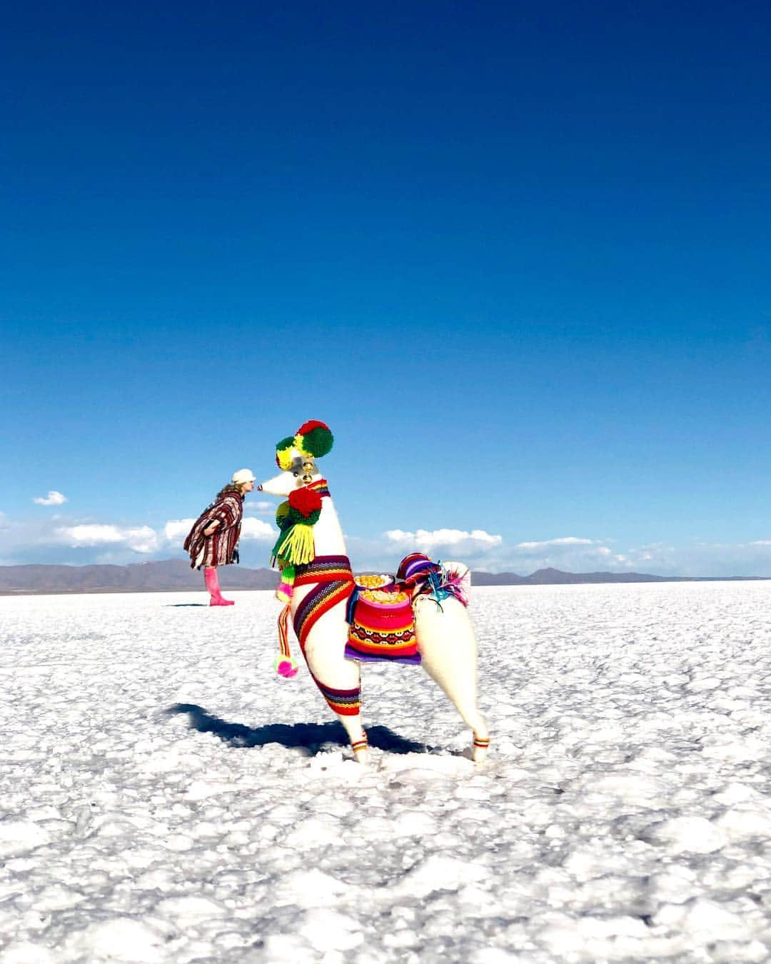 Wonderful Placesさんのインスタグラム写真 - (Wonderful PlacesInstagram)「Salar de Uyuni with ✨✨@experiencebolivia✨✨ Which shot is your favorite? 1,2,3,4,5 or 6 😃😃😃 #experiencebolivia #visitsouthamerica .  Pics & vid by @hiltondavila & @eduardoflorespe」4月19日 0時55分 - wonderful_places