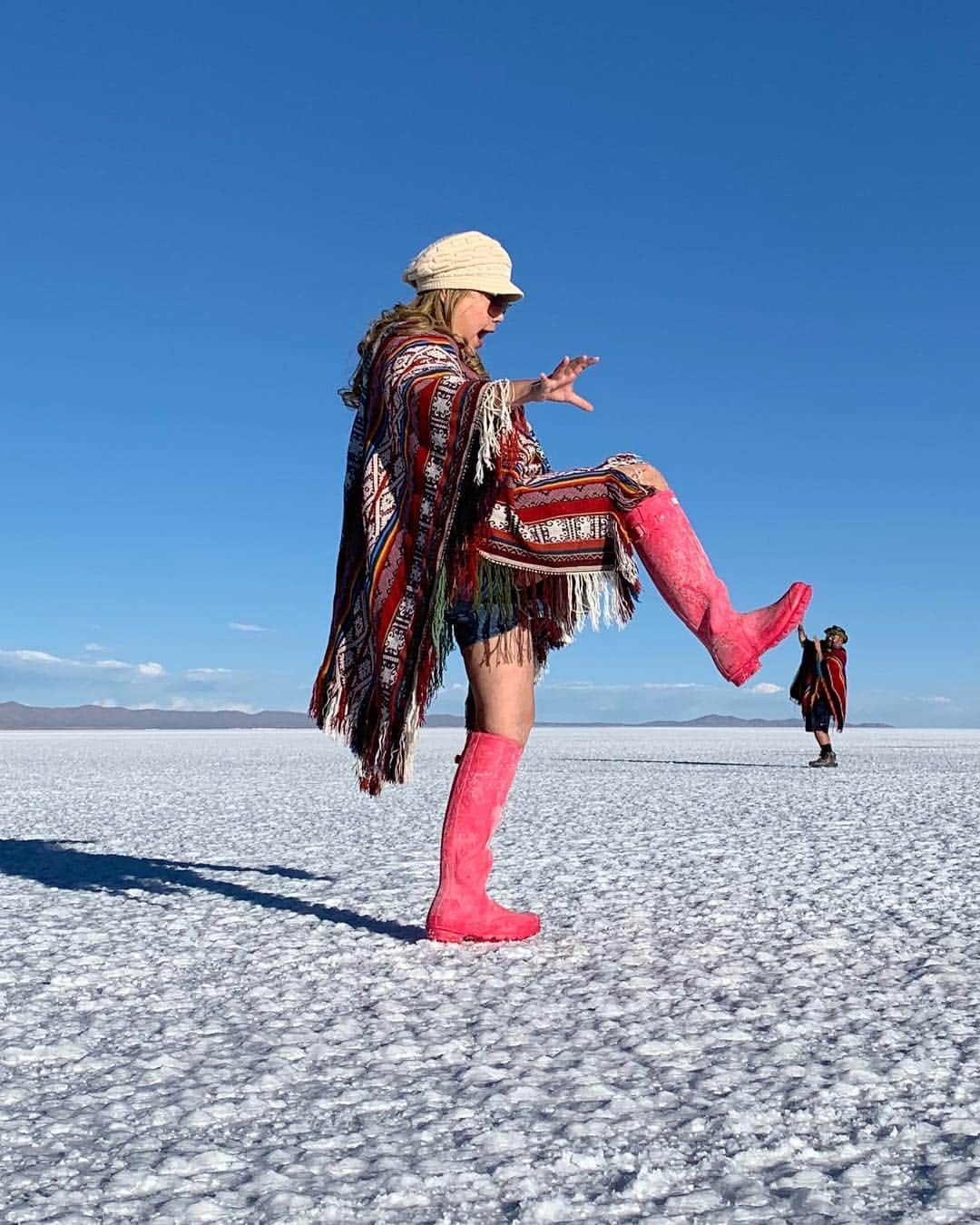 Wonderful Placesさんのインスタグラム写真 - (Wonderful PlacesInstagram)「Salar de Uyuni with ✨✨@experiencebolivia✨✨ Which shot is your favorite? 1,2,3,4,5 or 6 😃😃😃 #experiencebolivia #visitsouthamerica .  Pics & vid by @hiltondavila & @eduardoflorespe」4月19日 0時55分 - wonderful_places