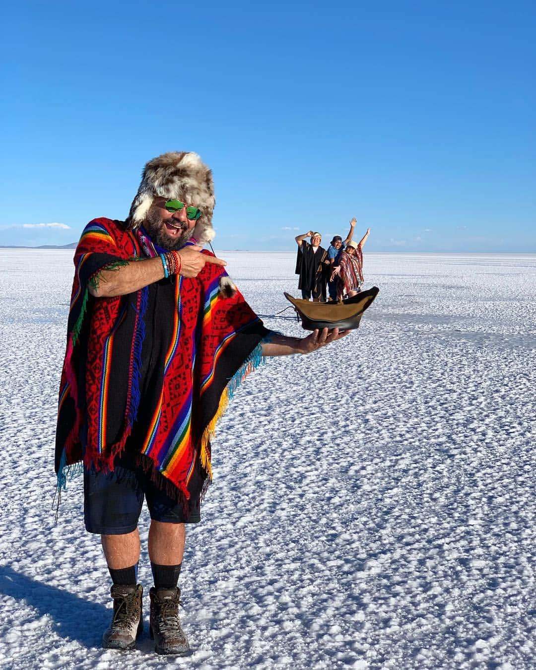 Wonderful Placesさんのインスタグラム写真 - (Wonderful PlacesInstagram)「Salar de Uyuni with ✨✨@experiencebolivia✨✨ Which shot is your favorite? 1,2,3,4,5 or 6 😃😃😃 #experiencebolivia #visitsouthamerica .  Pics & vid by @hiltondavila & @eduardoflorespe」4月19日 0時55分 - wonderful_places