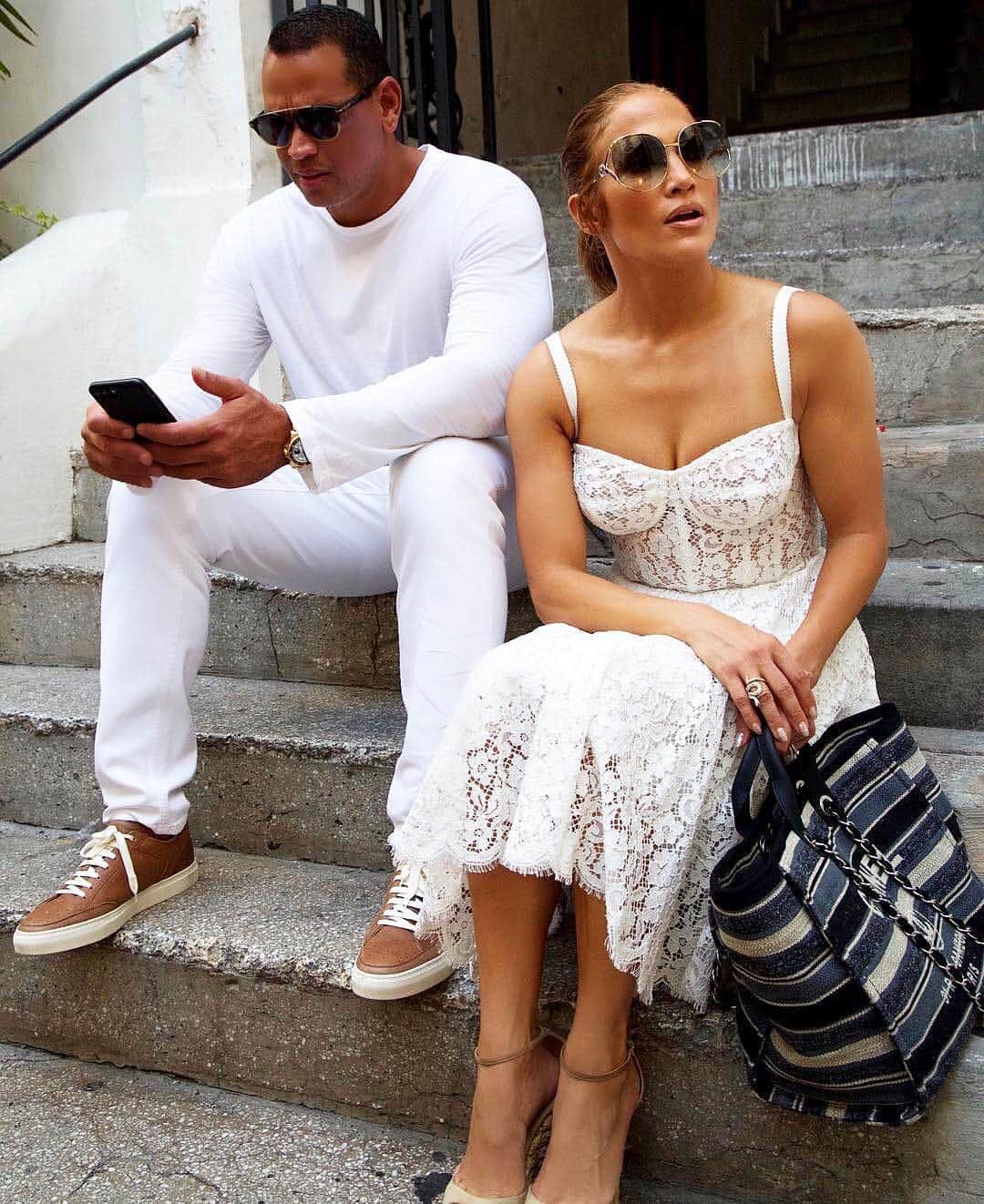 WHO WHAT WEARさんのインスタグラム写真 - (WHO WHAT WEARInstagram)「Vacation season—it's coming in hot. From J.Lo to Amal, tap the link in bio for 7 chic celeb-inspired outfit ideas to wear on your next OOO.  photo: @jlo」4月19日 0時56分 - whowhatwear