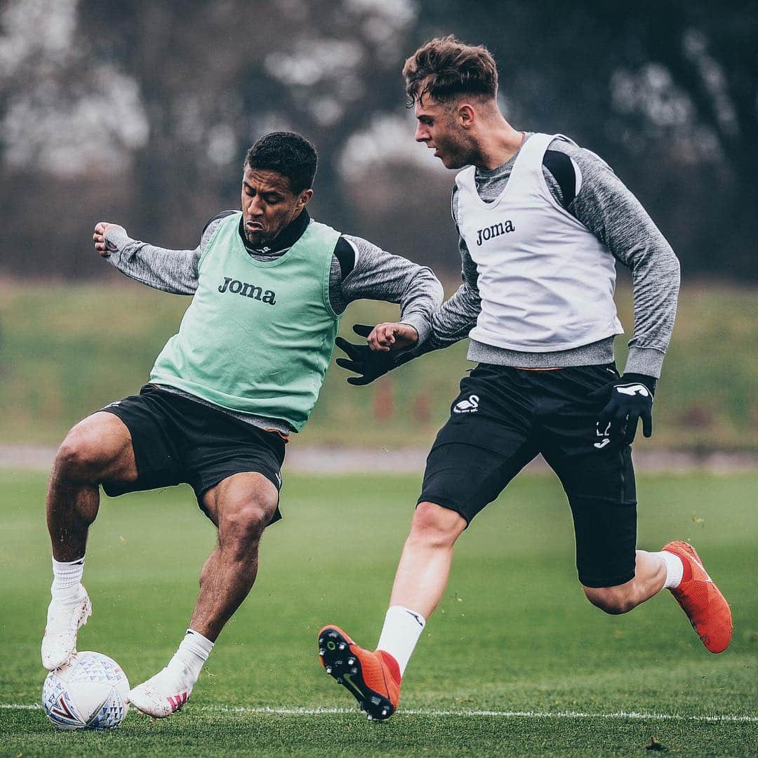 スウォンジー・シティAFCさんのインスタグラム写真 - (スウォンジー・シティAFCInstagram)「Preparing for an Easter weekend of action. 💪 ••• #WR15 #JR22 #Swans #SwanseaCity #training #football」4月19日 0時56分 - swansofficial