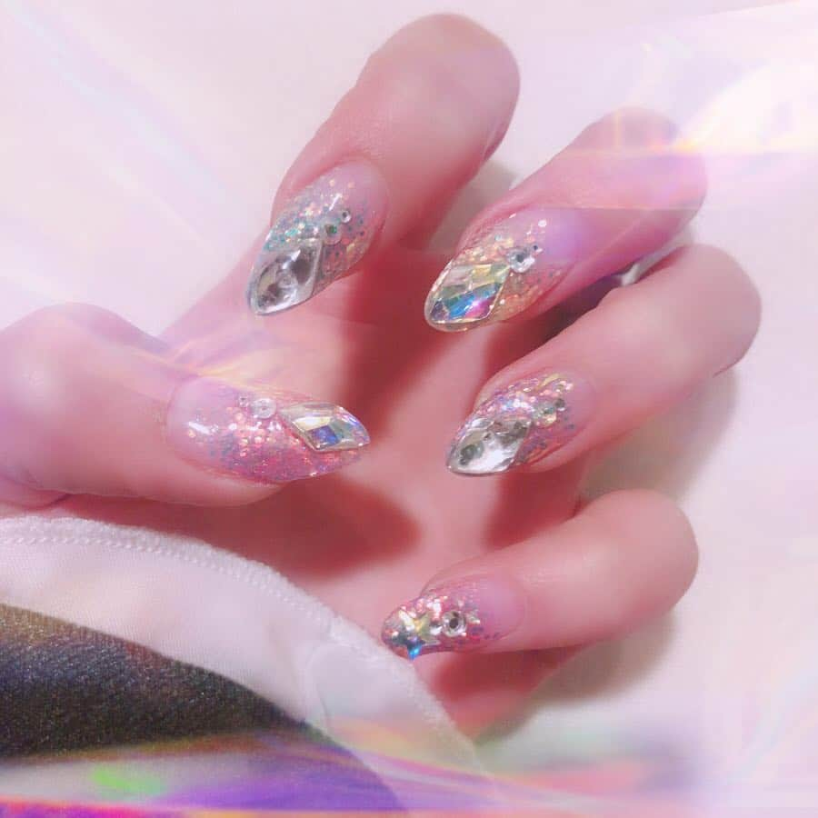 園田みおんのインスタグラム：「⁎ ‎✩･✩･✩･✩･✩ . New ネイルさん💅🏻✨ . . . キラキラだけどシンプルなネイルで 写真だと分かりにくいけど ベースは５本とも色を変えてるの ☺︎︎ . やっぱキラキラはかわいいなあ . . . ネイルは いつもCARRY 渋谷店の 中山さん担当🧸❤️ . . いつもありがとうございます🙇💓 . . . #gelnails#ジェルネイル #nail#nails #CARRY#渋谷#shibuya . ✩･✩･✩･✩･✩」