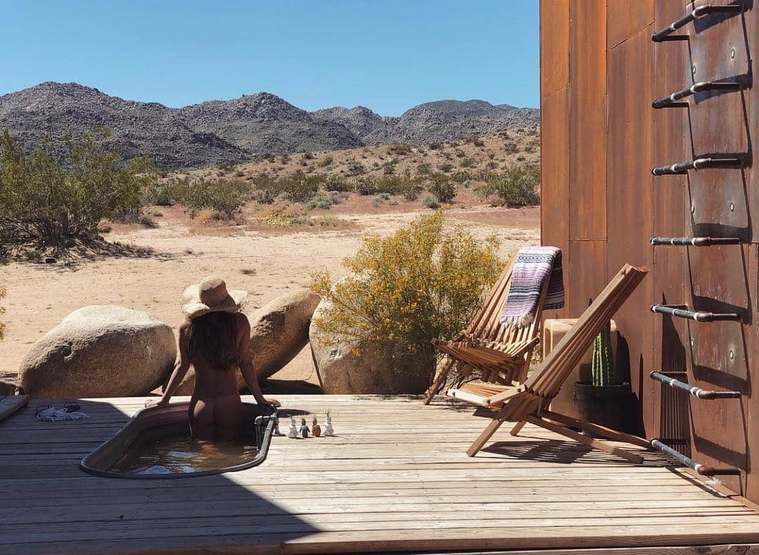 イモージェン・ケアンズさんのインスタグラム写真 - (イモージェン・ケアンズInstagram)「Rise and shine ☀️🌵🍑 #lucky #follyjoshuatree #joshuatreenationalpark #relax」4月19日 0時58分 - imogencairns