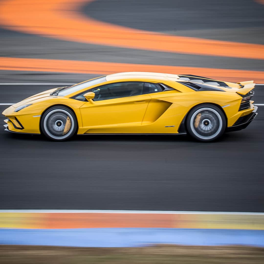 ランボルギーニさんのインスタグラム写真 - (ランボルギーニInstagram)「Light and color can create amazing combinations, and sometimes it’s really hard to choose a favorite. Take Lamborghini Aventador S: which one would you pick, yellow or blue? #Lamborghini #AventadorS #LightsOnLamborghini」4月19日 1時01分 - lamborghini