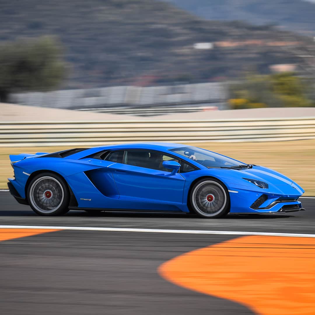ランボルギーニのインスタグラム：「Light and color can create amazing combinations, and sometimes it’s really hard to choose a favorite. Take Lamborghini Aventador S: which one would you pick, yellow or blue? #Lamborghini #AventadorS #LightsOnLamborghini」