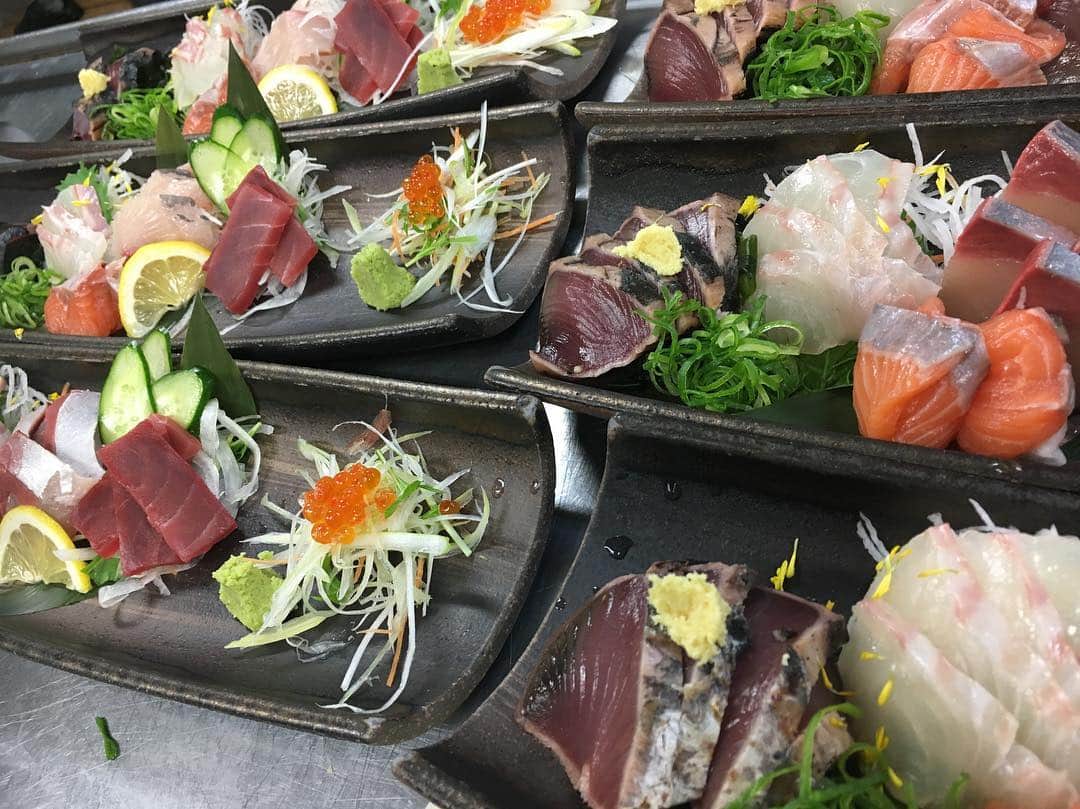 のインスタグラム：「本日も皆様御来店ありがとうございました。  明日は華金、満席の為 お越しの際は一度お電話にてお問い合わせを！！ #鶏っく富山#飲み放題#地酒 #地鶏#完全個室#創作居酒屋#宴会#飲み会#予約受付中」