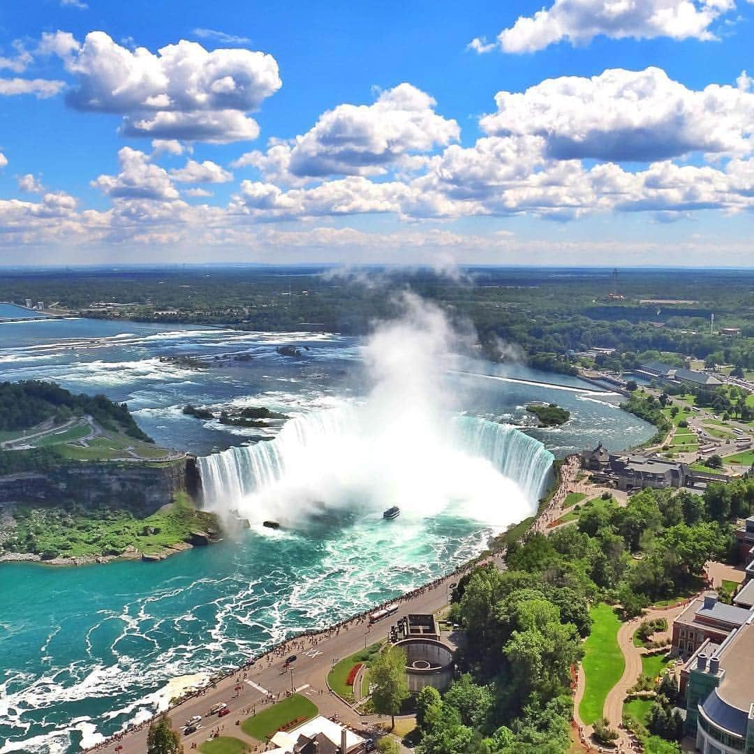 Explore Canadaさんのインスタグラム写真 - (Explore CanadaInstagram)「A bird’s eye view of the famous Niagara Falls in Ontario. We might be a little biased, but we think we’ve got the best view of the falls! If you want this exact shot, head to the Skylon Tower (@skylon_tower) 236 metres (775 feet) above the falls. This award-winning continental cuisine of this restaurant always comes with a side of jaw-dropping views. #ExploreCanada 📷: @mthiessen 📍: @niagarafallstourismcanada, @niagaraparks, @ontariotravel . Abonnez-vous à @explorezsansfin pour voir nos publications en français! . #ExploreNiagara #NiagaraParks #DiscoverON #Niagara #NiagaraFalls #SkylonTower」4月19日 1時09分 - explorecanada