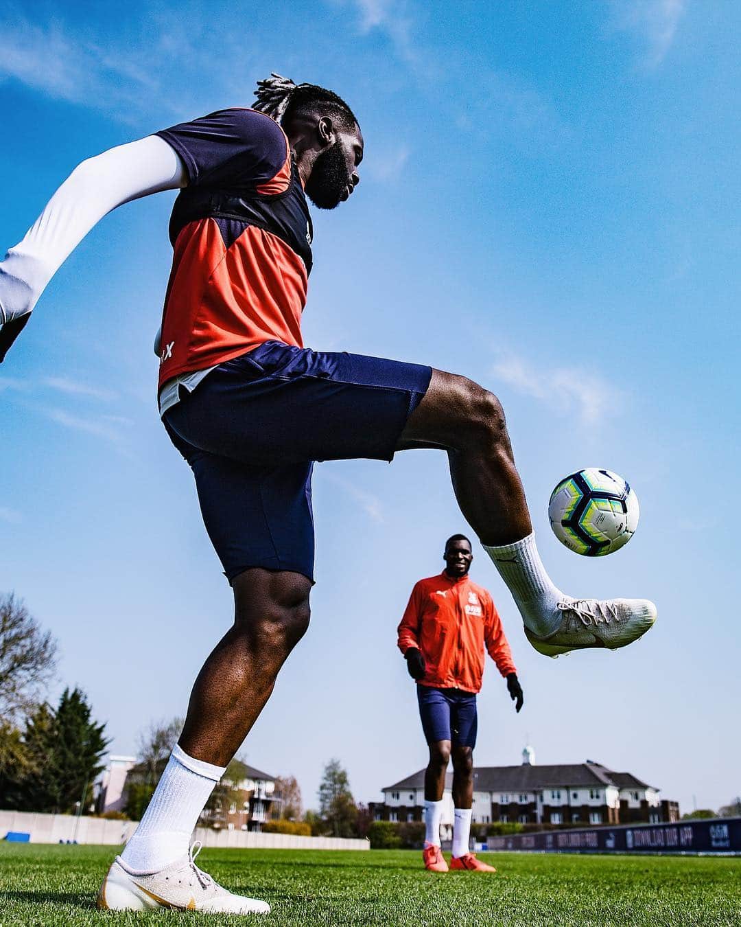 バカリ・サコのインスタグラム：「The @christianbenteke nutmeg 😅 #perspective 🔵🔴 @cpfc」