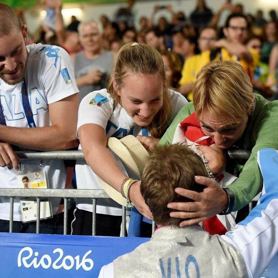 ベアトリーチェ・ヴィオのインスタグラム：「Tanti auguri alla donna che mi ha vista piangere disperata quando ho perso il mio primo Mondiale e dalla quale sono corsa quando ho vinto la mia prima Olimpiade. A lei che mi trova le braccia quando le perdo e mi porta il passaporto quando poche ore prima di una partenza lo dimentico... Grazie mamma per essere la donna più tosta, forte e rompiballe al mondo ❤ . . #ILoveMyMum #HappyBirthday #MammaEFiglia」