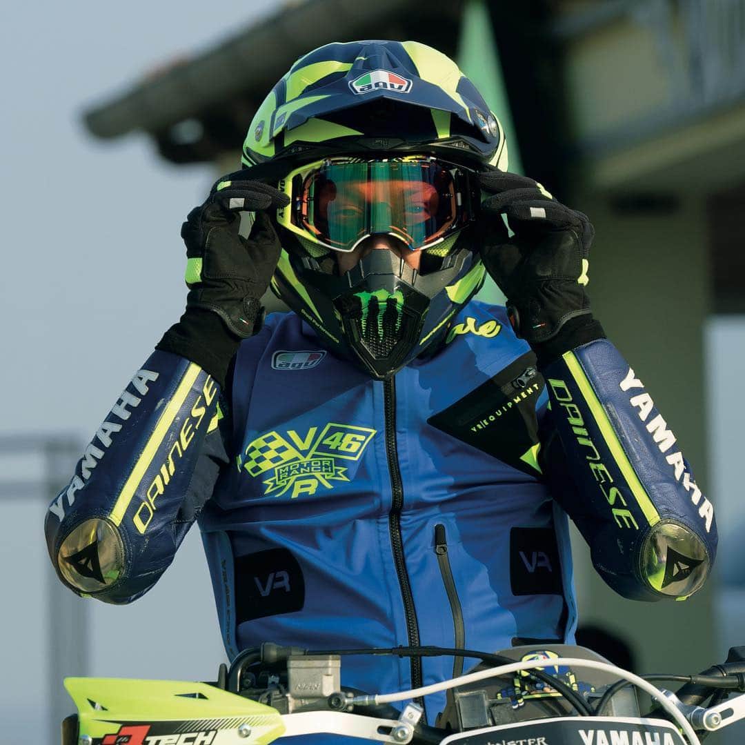 OAKLEYさんのインスタグラム写真 - (OAKLEYInstagram)「See them later. See it in PRIZM™️. What do you see? @valeyellow46 #OakleyPrizm #OneObsession」4月19日 1時16分 - oakley