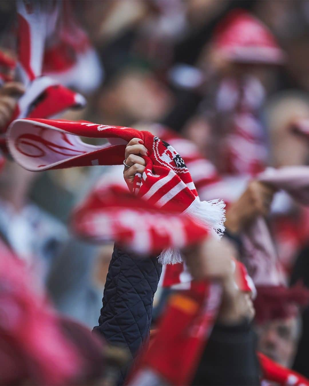 1.FCケルンさんのインスタグラム写真 - (1.FCケルンInstagram)「Rund 2.000 #effzeh-Fans reisen zum Auswärtsspiel nach Fürth. 🔴⚪ #Auswärtsspiel #SGFKOE #Köln #Kölle」5月3日 21時04分 - fckoeln