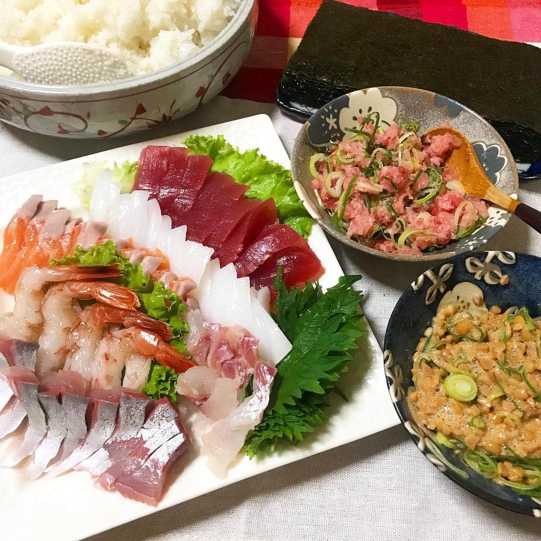 紀伊さつきのインスタグラム：「昨日は父の#誕生日 、今日は両親の#結婚記念日 。 晩ご飯は#手巻き寿司パーティー 🍣 基本的に夜にお米は食べないんですが、#手巻き寿司 だとつい食べちゃう。」