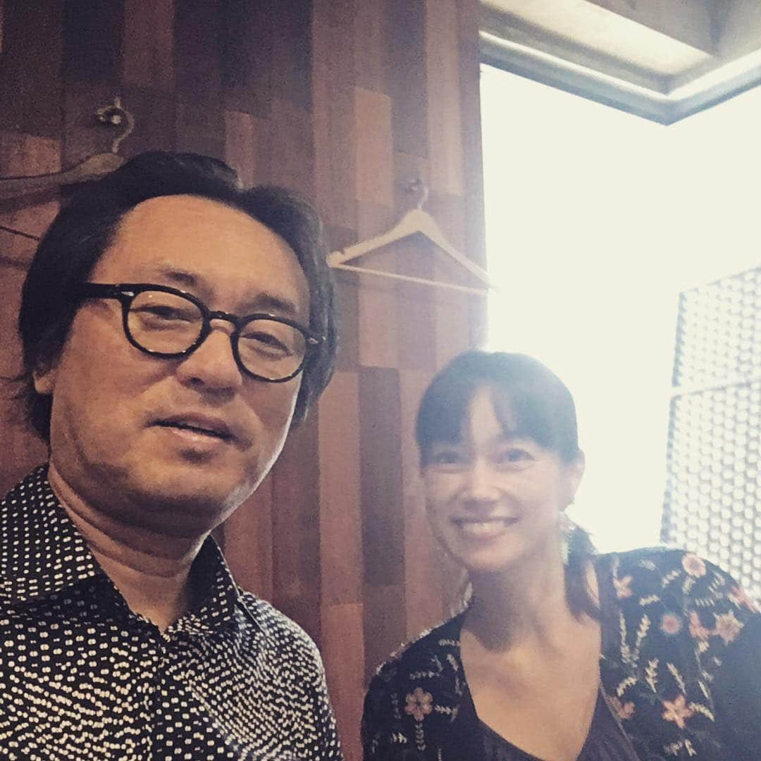 佐伯日菜子さんのインスタグラム写真 - (佐伯日菜子Instagram)「ほぼデビューの頃から（当時は）ヘアメイクでお仕事をご一緒してきた#柘植伊佐夫 さん#大河ドラマの#龍馬伝 を始めたくさんの映画やドラマ、今だと#俺のスカートどこ行った の#ビューティーディレクター #人物デザイナー をされています。 久しぶりにお会いして楽しい企画&たくさんお話しました。 本当に幸せで、笑ってばっかりの中にもクリエイターとしての鋭い視線や心から「今いいお話聞いてるなぁ」という贅沢な瞬間もあり、魂が活性化されました！ #佐伯日菜子」5月3日 20時57分 - hinakosaeki