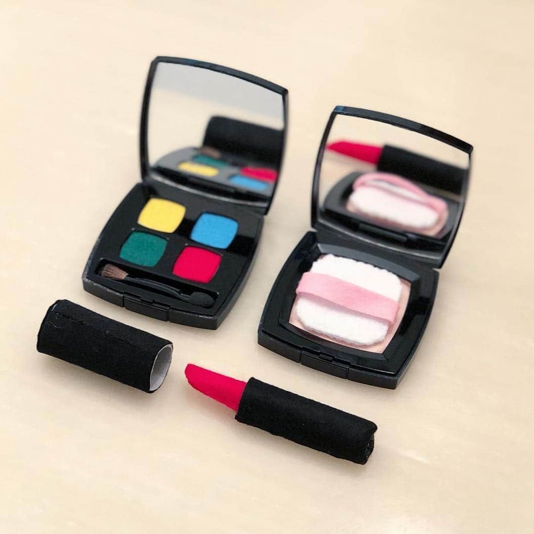 服部円のインスタグラム：「子がメイク道具💄に興味を持ち出して（美に目覚めたというよりフタの開け閉めが好きで、お絵描き道具だと思っている）化粧品のおままごとをリサーチするもダサピンク問題に阻まれ、ばあばに黒のパッケージで作ってとオーダーした翌日に届いたのがこちらです。コレ大人が欲しいやつでは🤤 #お化粧セット #メイクセット #おままごとメイク #お化粧ごっこ #おままごと #2歳」