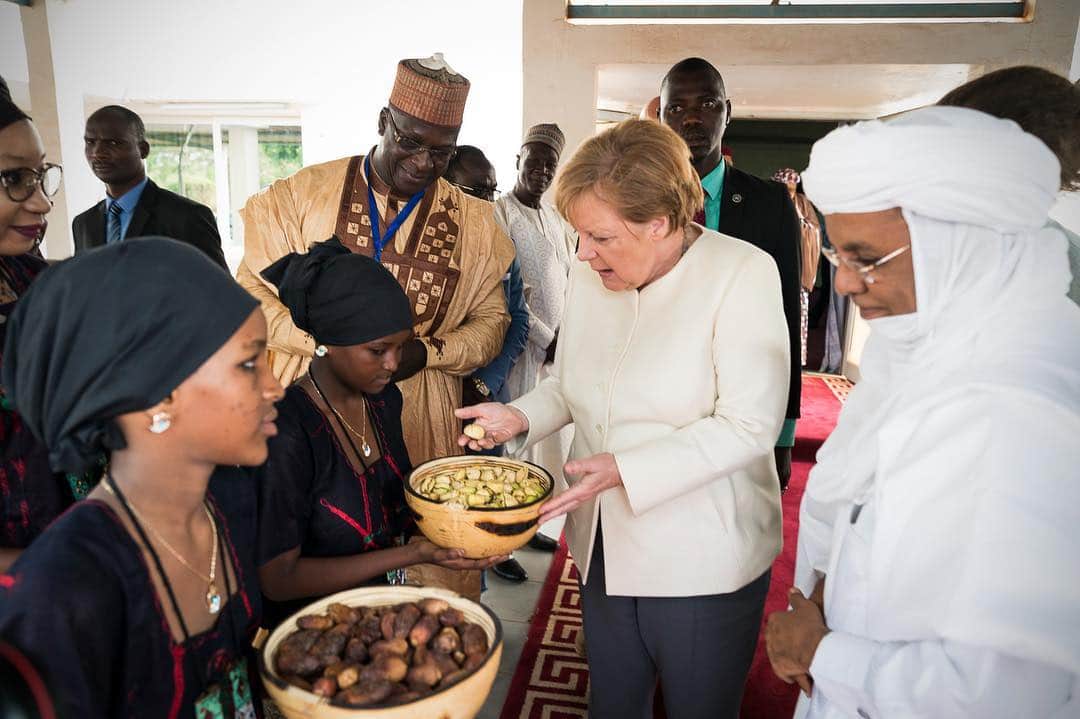 アンゲラ・メルケルさんのインスタグラム写真 - (アンゲラ・メルケルInstagram)「Cola-Nüsse zur Begrüßung - Als dritte Station ihrer Afrika-Reise ist Kanzlerin Merkel heute im #Niger. "Recht herzlichen Dank für den sehr freundschaftlichen Empfang", sagte die Kanzlerin. "Ich bin sehr gerne nach zweieinhalb Jahren wiedergekommen, auch um zu schauen, welche Entwicklung unsere Zusammenarbeit genommen hat." --- Cola nuts as welcome present - On the third day of her Africa trip, Chancellor #Merkel is in Niger, today. Thank you very much for the very friendly welcome, Chancellor Merkel said. She was very happy to come back after two and a half years, also to see how the German-Nigerian cooperation has developed. #Africa」5月3日 21時01分 - bundeskanzlerin