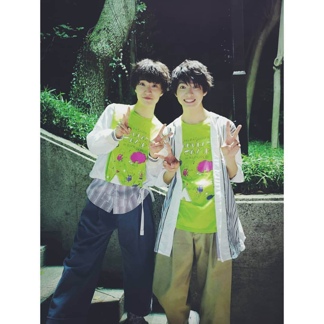 のインスタグラム：「﻿﻿ さくらしめじ﻿﻿ #木もれ陽の中の春風キャンプ﻿ in 日比谷野外大音楽堂﻿﻿ ﻿﻿ ライブ終演後、﻿﻿ 安堵の表情を浮かべるふたり（笑）。﻿﻿ ﻿﻿ 楽しむことは大事だけれど、﻿﻿ それ以上に“僕たちがいるよ”と﻿﻿ 強い想いをもって音楽を鳴らすことで﻿﻿ 誰かの心を救おうとする﻿﻿ 彼らの人柄(そこからくる音楽)に﻿﻿ 惹かれました。﻿﻿ ﻿﻿ この続きは記事にもするので﻿﻿ もう少々お待ちを……。[ジャガー]﻿﻿ ﻿﻿ #GWイチの晴れ﻿ #昨日より2度気温高いと雅功﻿ #サプライズは心臓に悪いけどわりと好きなさくらしめじ﻿ #エムオンミュージック﻿﻿ #さくらしめじ﻿(@sakurashimeji_official )﻿ #田中雅功﻿﻿ #高田彪我」