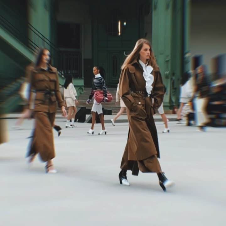 カロリーヌ・ド・メグレのインスタグラム：「Beautiful #ChanelCruise show! Bravo @virginieviard and the whole team ❤️❤️」