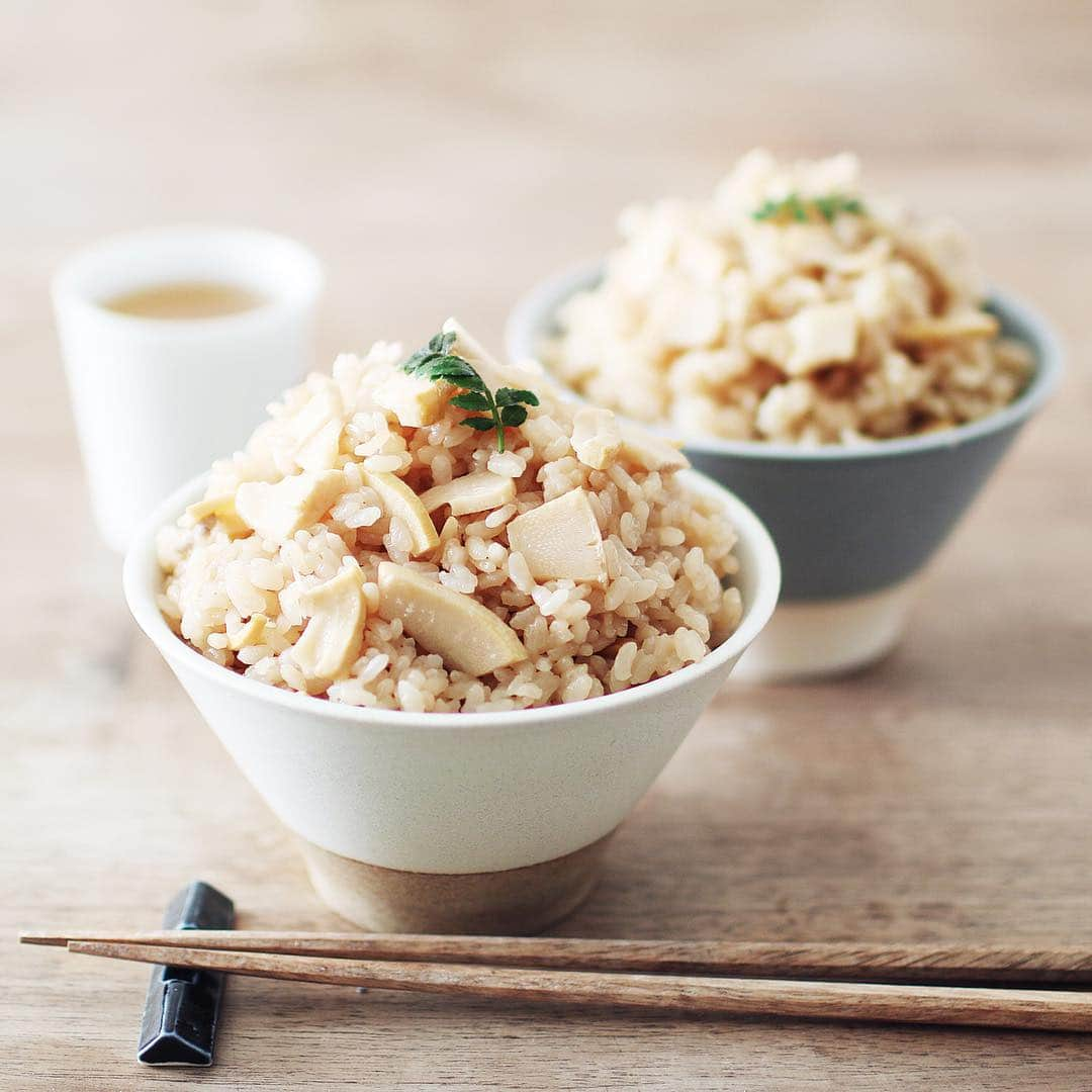 utoshさんのインスタグラム写真 - (utoshInstagram)「Takenoko rice 今日はたけのこご飯。 味付けは簡単なのですが、やっぱりタケノコの出汁がでるのでしっかりおいしい。 . ちょっと塩を足すと美味しくなるのですが、そもそもしょう油に塩が入っているので、塩味を足すのはどうなのかな〜と思いますが、実際にちょっと塩を足してあげると味が引き締まって美味しい。薄口しょう油でつくるのもいいかもなと思いますね。（薄口しょう油は塩味が強いので） . ぜひ作ってみてください。 . . 使っている器はSOROIの Daylightです！ @soroi_jp . . #たけのこ #たけのこごはん  #soroi #そろいごはん #とりあえず野菜食 #丼 . #ellegourmet#lunch#brunch#breakfast#foodporn#instagramjapan#vsco#IGersJP#onthetable#ランチ#おうちカフェ#うちごはん#暮らし#フーディーテーブル #cooking#homemade#おうちごはん#朝ごはん#japanesebreakfast」5月3日 19時35分 - utosh