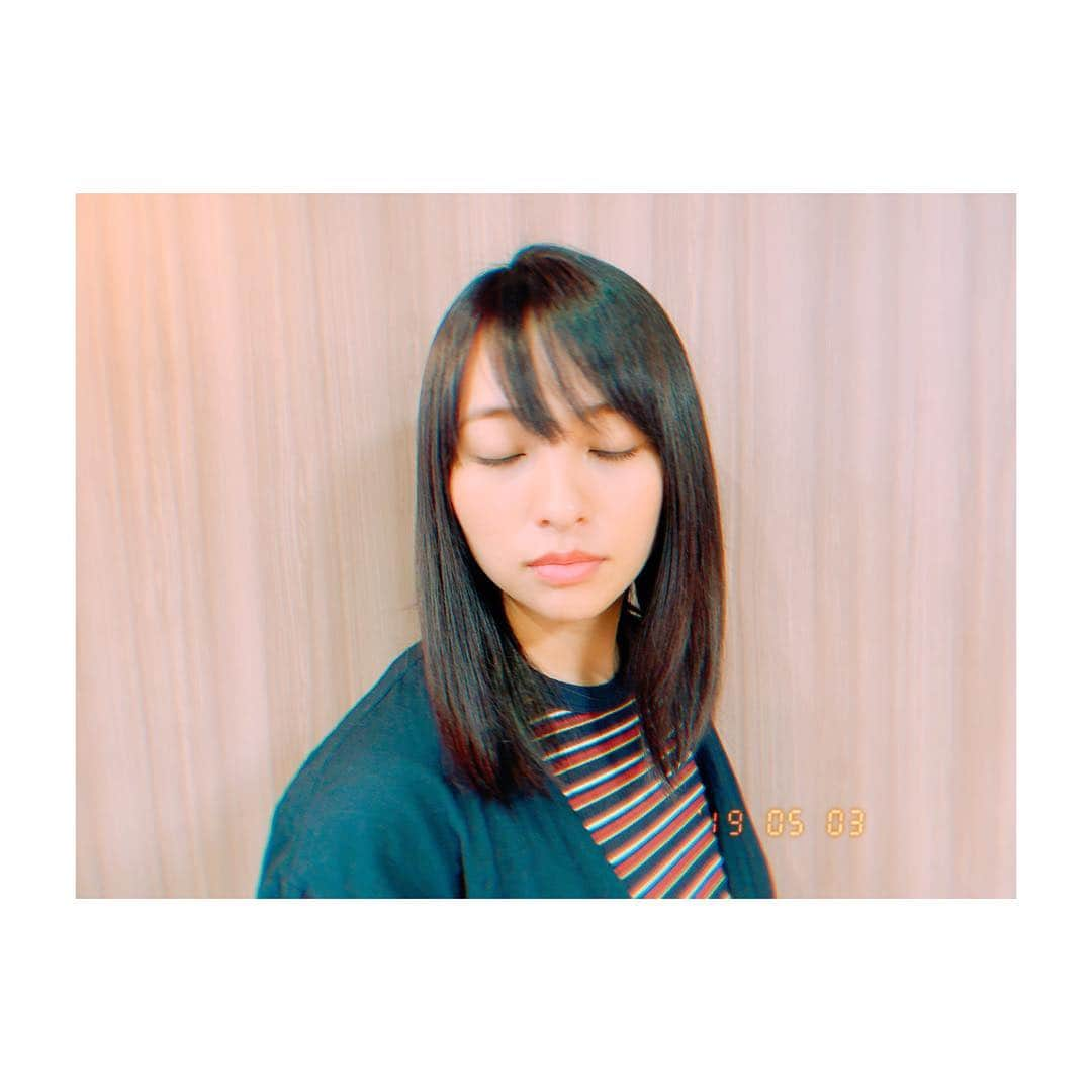 水崎綾女さんのインスタグラム写真 - (水崎綾女Instagram)「日曜日のイベントに向けてカラー&トリートメント。 今回はパープル強めでダークトーンにしてもらったよ〜♡ ストレートパーマかけてから、髪の毛もまとまりやすいし、今回のカラーも好き。 暗く見えるけど、光が当たるとほんのりパープルで透明感があるよ♬ めぐたん(@meg_kodama) いつも可愛くしてくれてありがとう〜♡ * * * * #hair #darkhair #ヘアサロン #渋谷 #shibuya #🗿 #cutmyhair #cut #treatment #coloring #meg_arrange」5月3日 19時36分 - misakiayame