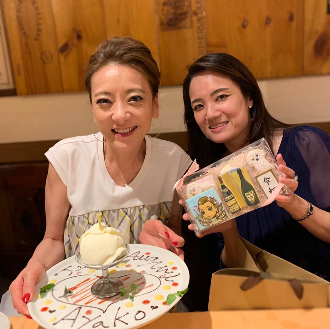 西川史子さんのインスタグラム写真 - (西川史子Instagram)「令和初日に、みんなでご飯食べました！ 誕生日のお祝いまで😆 大好きな真麻ちゃんのトークはさすがいつも通りキレてました。  あいちゃんからはピアスと可愛すぎるクッキーもらい、私にはもったいない夜でした」5月3日 19時54分 - dr.ayako_nishikawa