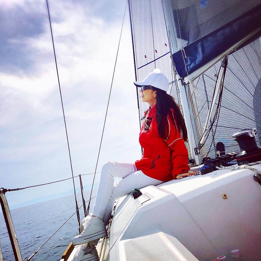 遠近由美子さんのインスタグラム写真 - (遠近由美子Instagram)「ぷかぷか セイリング⛵️ . 海に浮かびながら 双子さん達の動画を見てたら会いたくなってきた。 . 大丈夫かな。泣いてないかな。 . 風を感じて いっぱい笑って、、、楽しい１日でした☺️ .  さぁ my babies 👶 👶 に 逢いに帰ろうーっと🏠 .  #sailing #葉山 #ママお休みday」5月3日 19時46分 - yumiko_tochika