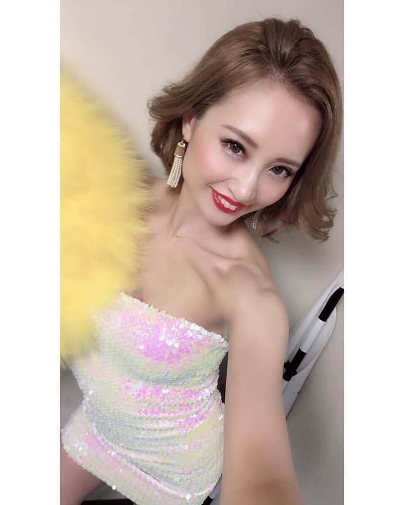 のインスタグラム：「リハおーわりっ✨ 昼も夜も踊って足がパンパン🦵 令和カウントダウンではボディコンにジュリ扇で踊ったよ🕺💓 今夜もがんばるよーっ✊🏻 eleあそびにきてね🥰 . #ワンレンボディコン舘ひろし #eletokyo #eledolls #dancer」