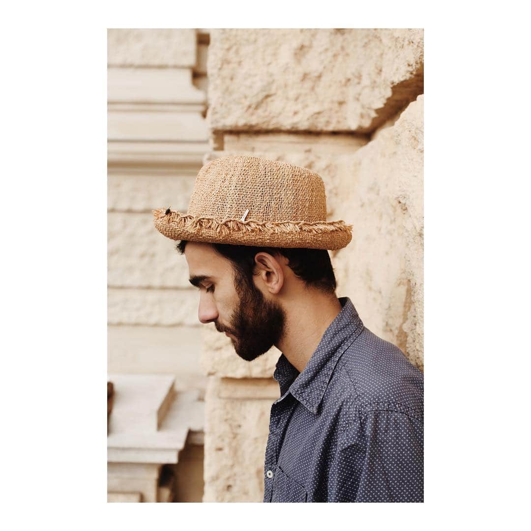 ミュールバウアーさんのインスタグラム写真 - (ミュールバウアーInstagram)「Mühlbauer | SS19  #capsulecollection ▫️Sasha with PRINZ BODO . The #porkpiehat made of raffia #straw . The special #detail of this hat is the open, unfinished #brim edge.  #unisexclothing #hatmakers #vienna」5月3日 19時47分 - muehlbauer_hats