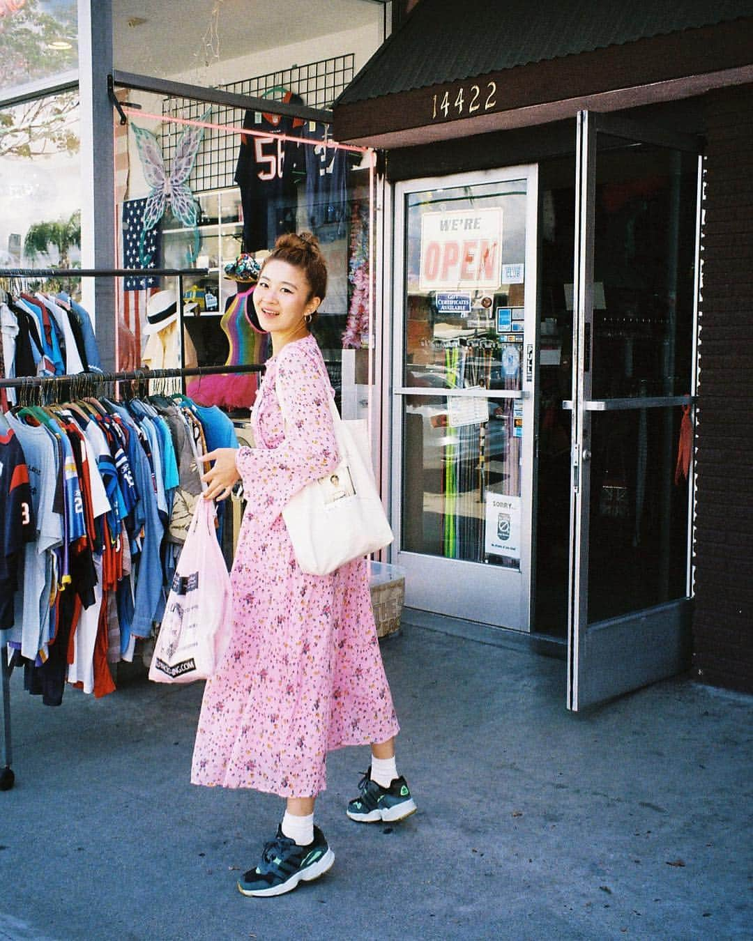 Little Sunny Biteさんのインスタグラム写真 - (Little Sunny BiteInstagram)「pretty much it 💕 #la #filmphotography」5月3日 19時42分 - littlesunnybiteyoppy