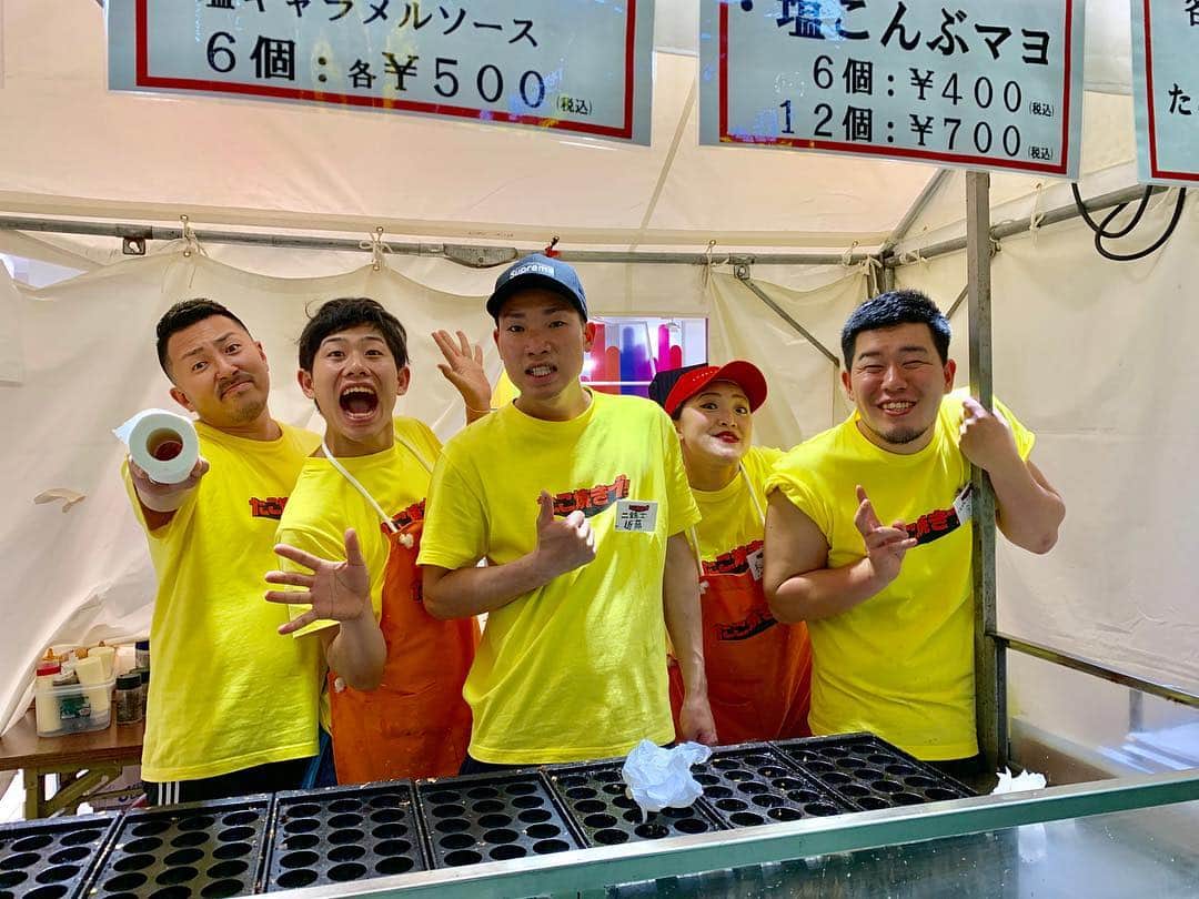 池田真一のインスタグラム：「今日もたこ焼きブありがとうございました！ 今日も朝から後輩のみんな頑張ってくれたよー！ 左から 二銃士の松浦 てんてらてーんあきら 二銃士の近藤 長居あこ シモガモベースの今西  たこ焼きブの部員はまだまだいるよー！ 明日もよろしくお願いします！」