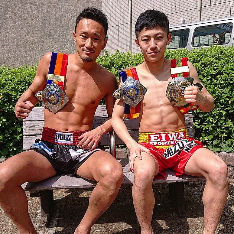 梅野源治のインスタグラム：「今日は取材をしていただきました♪  #吉成名高 選手と #昔に撮った写真 #今でも部屋に飾ってくれてるって #嬉しいな」