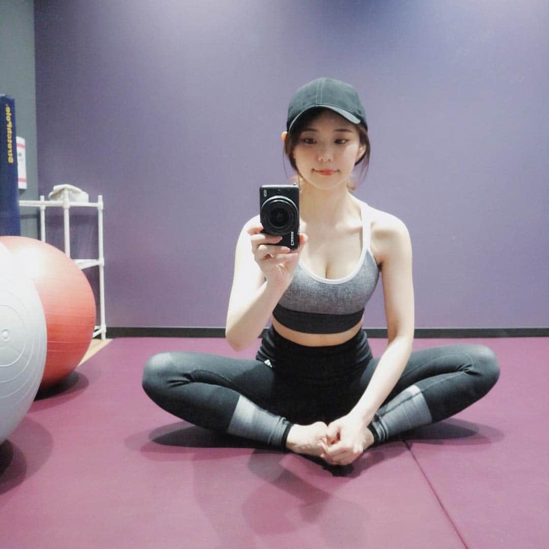 林村ゆかりのインスタグラム：「今日から晴れてあったかいので🆕ウエアでトレーニング開始するよ😎形から💦 ウエアは、#adidas です❤︎ニット素材気持ちいい。 今日はドキュメンタル7観ながら軽く走ったよ！ ⠀ ⠀  #トレーニング#ダイエット#diet#アディダス#美容 #美容好き #beauty#bodycare#ボディケア #selfie#自撮り#training #ジョギング #ジョギングウエア#ストレッチ#エクササイズ」