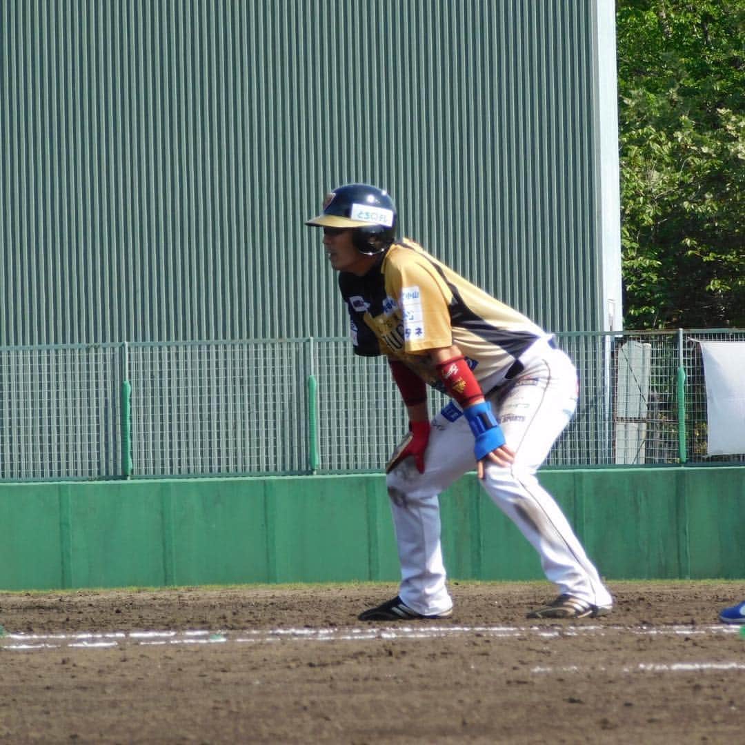 西岡剛のインスタグラム：「ナイス勝利でした💪 飯原さんはホームラン👍  #栃木ゴールデンブレーブス  #飯原誉士 #西岡剛」