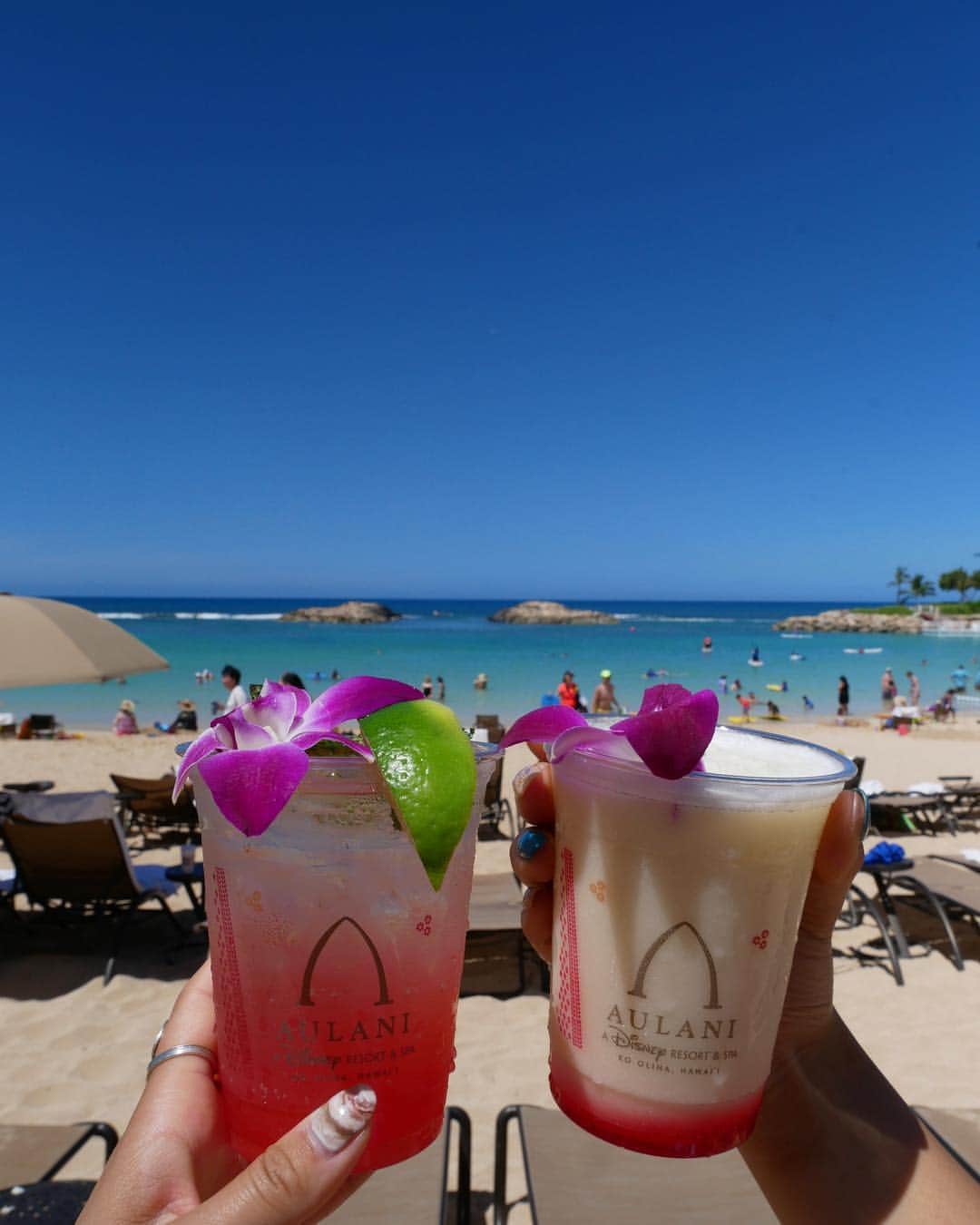 中嶋杏理さんのインスタグラム写真 - (中嶋杏理Instagram)「🌺🍹🧬🌊﻿ ﻿ Hawaiiではビーチでアルコールを飲む事は﻿ 法律違反なんだけど、﻿ アウラニディズニーではプールではもちろん﻿ なんとビーチでアルコールが飲めます🥺✨﻿ 特別な気分を味わえる事間違いなし👌🏽💕﻿ ﻿ 2枚目は加工なしのアウラニディズニーのビーチ！﻿ これぞ青い空、青い海🥺🏖☀️ ﻿ ﻿ #PR #アウラニディズニー #genic_usdisney ﻿ #hawaii @girl_license﻿」5月3日 20時00分 - anrinakajima