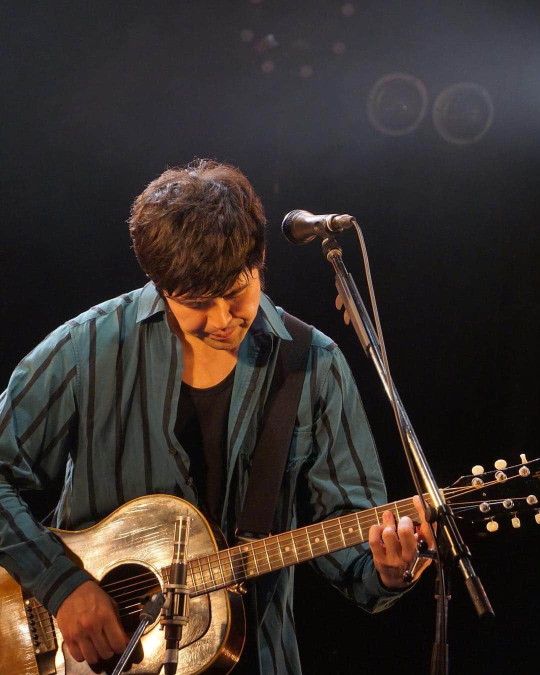 のインスタグラム：「. 金沢AZ . 一曲一曲に込めた藤巻亮太の熱い想いが、まっすぐと皆さんの胸に届いたのではないでしょうか。。 . 会場にいらっしゃれなかった方にも、藤巻の想いが届きますよう気合いを入れて撮影いたしました！ . 金沢の皆さん、有り難うございました！！！ （スタッフE）  #金沢AZ #藤巻亮太」