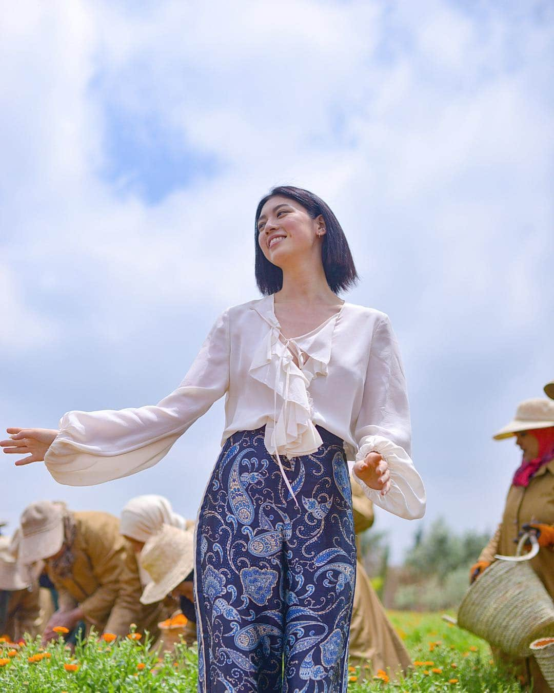 三吉彩花さんのインスタグラム写真 - (三吉彩花Instagram)「彼女たちは歌いながらいつも笑顔でマリーゴールドを摘んでいました🌼  2019年、彼女たちの太陽のような笑顔も主成分となり  ここから沢山のマリーゴールドが出荷されていくそうです☺️ #yslbeauty  #pureshots #livefaststayyoung」5月3日 20時02分 - miyoshi.aa