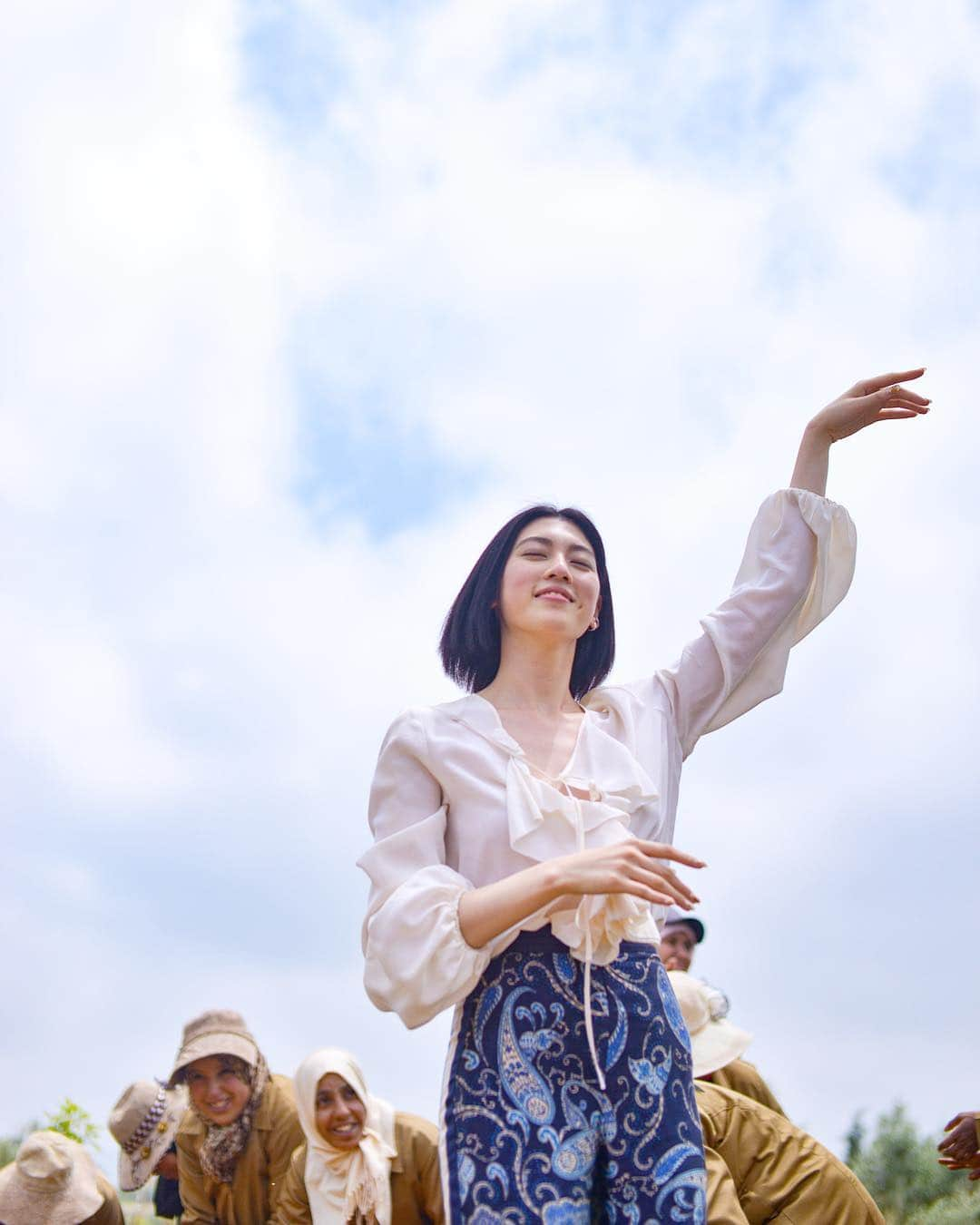 三吉彩花さんのインスタグラム写真 - (三吉彩花Instagram)「彼女たちは歌いながらいつも笑顔でマリーゴールドを摘んでいました🌼  2019年、彼女たちの太陽のような笑顔も主成分となり  ここから沢山のマリーゴールドが出荷されていくそうです☺️ #yslbeauty  #pureshots #livefaststayyoung」5月3日 20時02分 - miyoshi.aa