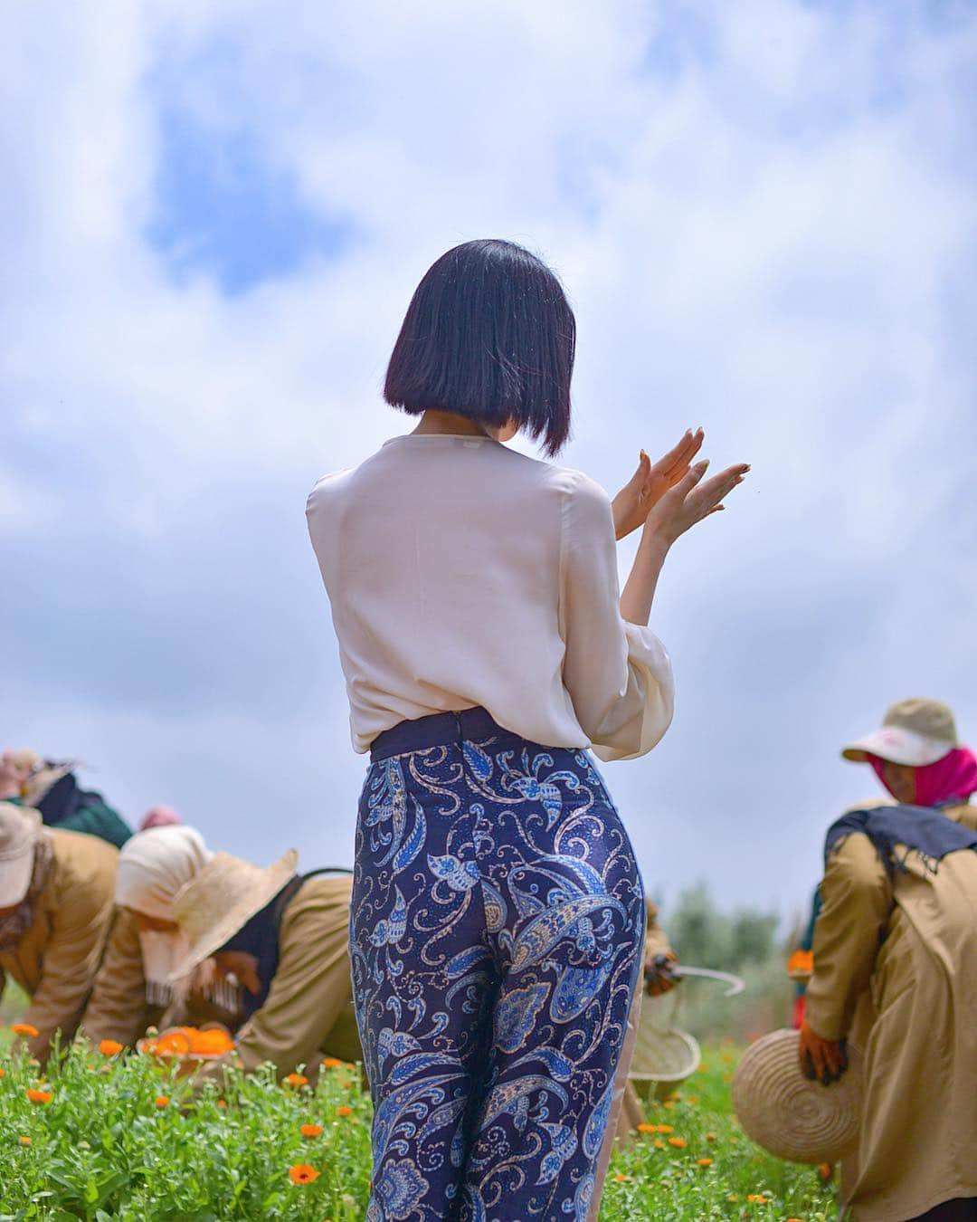 三吉彩花さんのインスタグラム写真 - (三吉彩花Instagram)「彼女たちは歌いながらいつも笑顔でマリーゴールドを摘んでいました🌼  2019年、彼女たちの太陽のような笑顔も主成分となり  ここから沢山のマリーゴールドが出荷されていくそうです☺️ #yslbeauty  #pureshots #livefaststayyoung」5月3日 20時02分 - miyoshi.aa