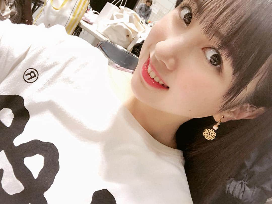 永野芹佳さんのインスタグラム写真 - (永野芹佳Instagram)「インテックス大阪握手会 ありがとうございます！ 🐙 今日はカジュアルなコーディネートで 参加させてもらいました〜😊✊🏻 イヤリングは宮里りらちゃんがプレゼントしてくれたものです(^ ^) 🐙 とっっても楽しかったです！ 芹佳レーンに来てくれた皆さん ありがとうございましたーー！ またお待ちしてまーす😇🤝 #握手会」5月3日 20時05分 - iroziro_serika