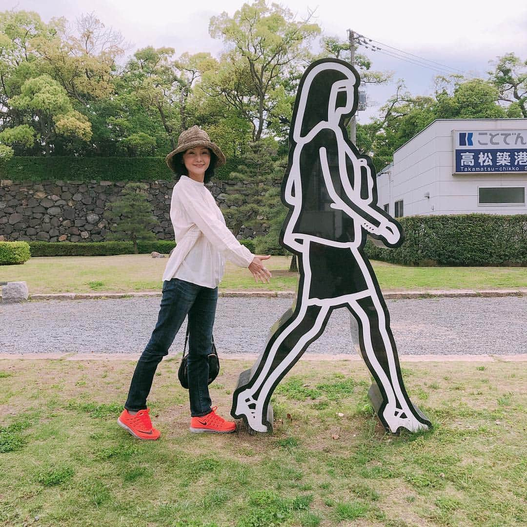 南果歩さんのインスタグラム写真 - (南果歩Instagram)「#瀬戸芸2019  高松港でジュリアン・オピーに出会う。 地元の石でできた素敵な作品‼️ 何だか得した気分😊 #julianopie石材 #瀬戸芸では何度も高松港から船に乗る #南果歩アート散歩」5月3日 20時07分 - kaho_minami