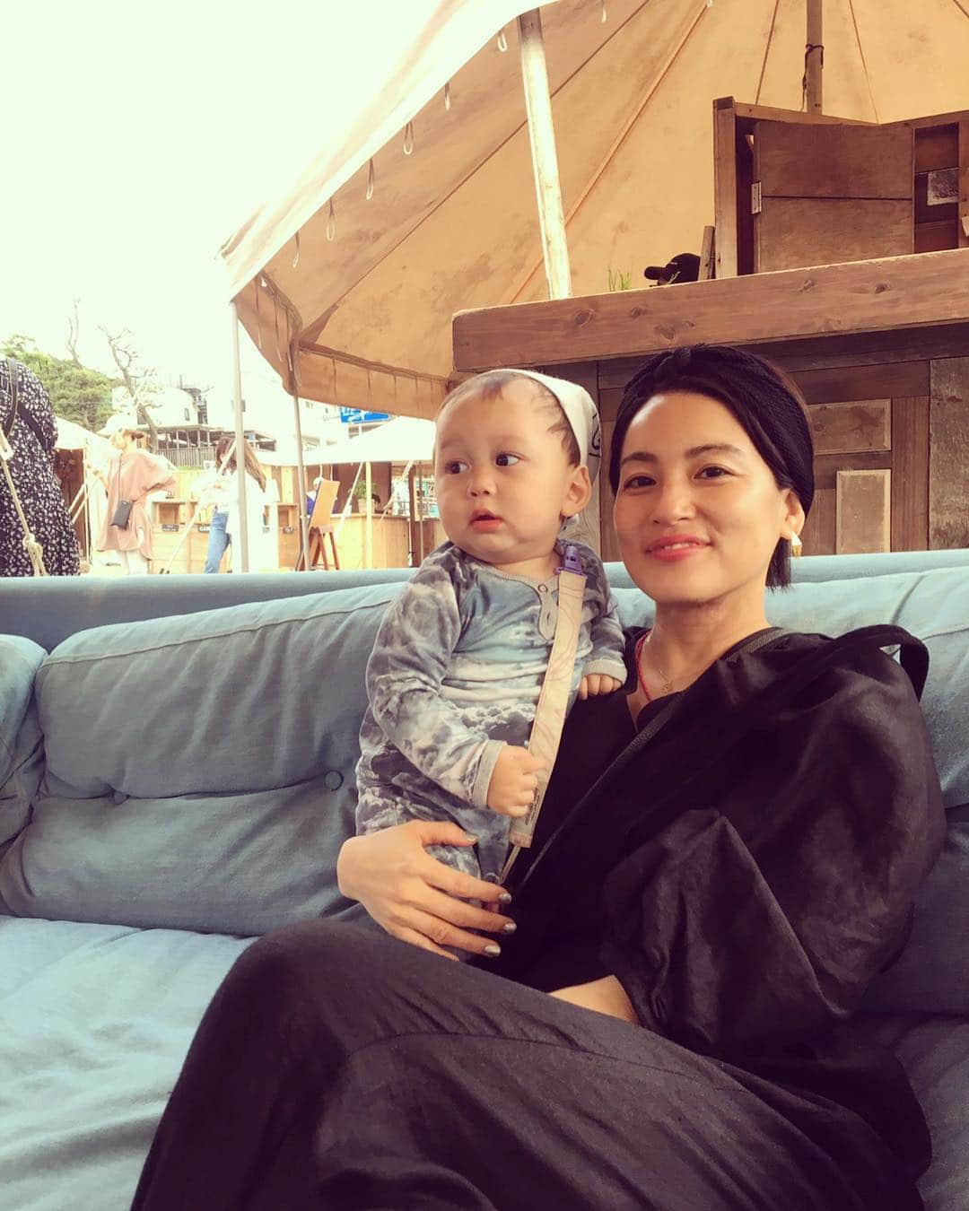 桃生亜希子のインスタグラム：「久しぶりのMaya @missmayalove とKimo @imforealreal family ❤️ Jojoとは、初対面👶🏻✨天使過ぎて👼😍堪らん。  15才、横浜時代を共に過ごしたみんなでリンク🤙🏿🌞 感慨深い。笑 #zushibeachfilmfestival #逗子映画祭 #逗子映画祭2019」